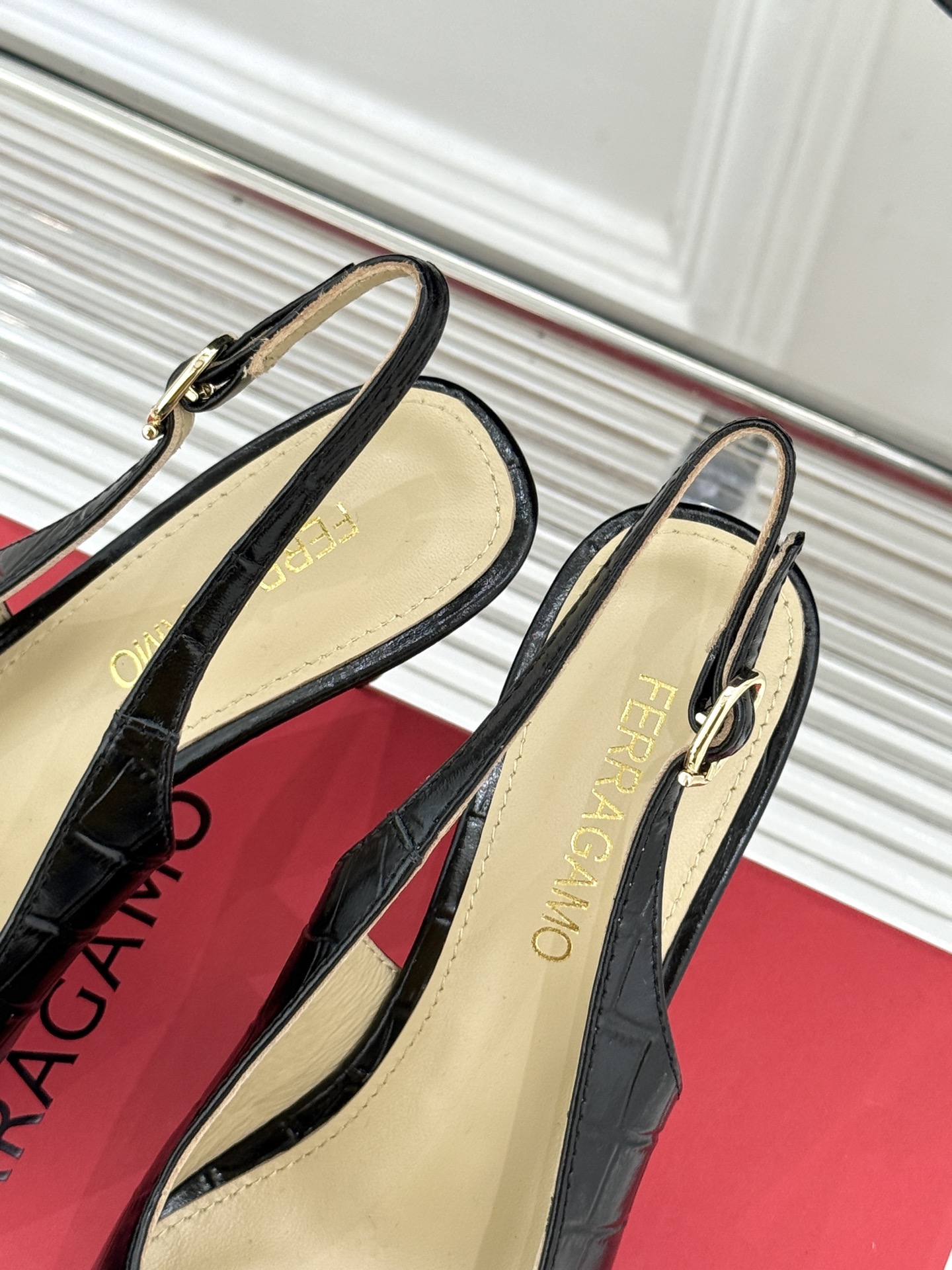 Ferragamo/菲拉格慕26WF新品金属扣尖头后空高跟凉鞋将意式优雅刻进每一处细节。经典尖头利落修饰