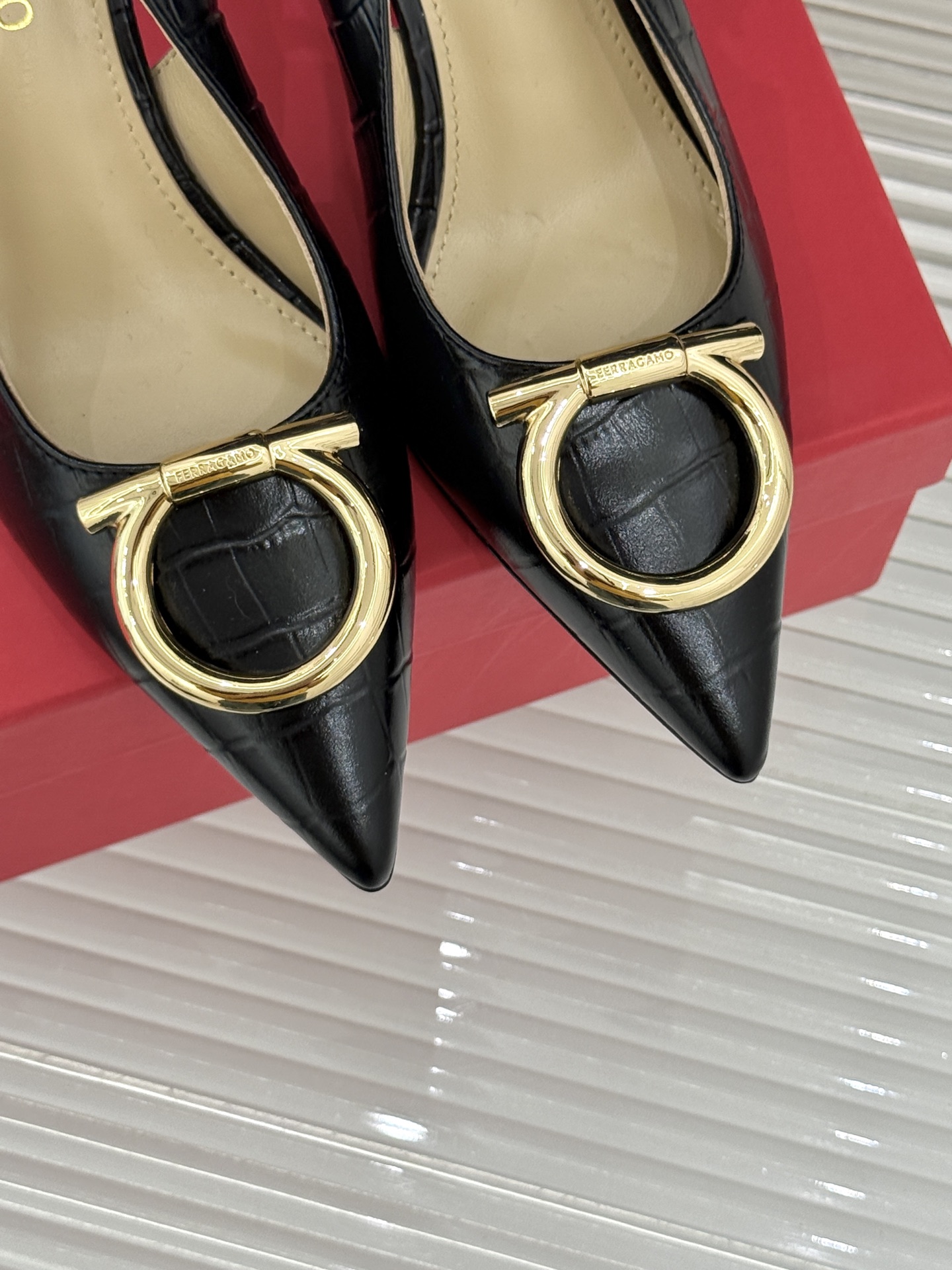 Ferragamo/菲拉格慕26WF新品金属扣尖头后空高跟凉鞋将意式优雅刻进每一处细节。经典尖头利落修饰