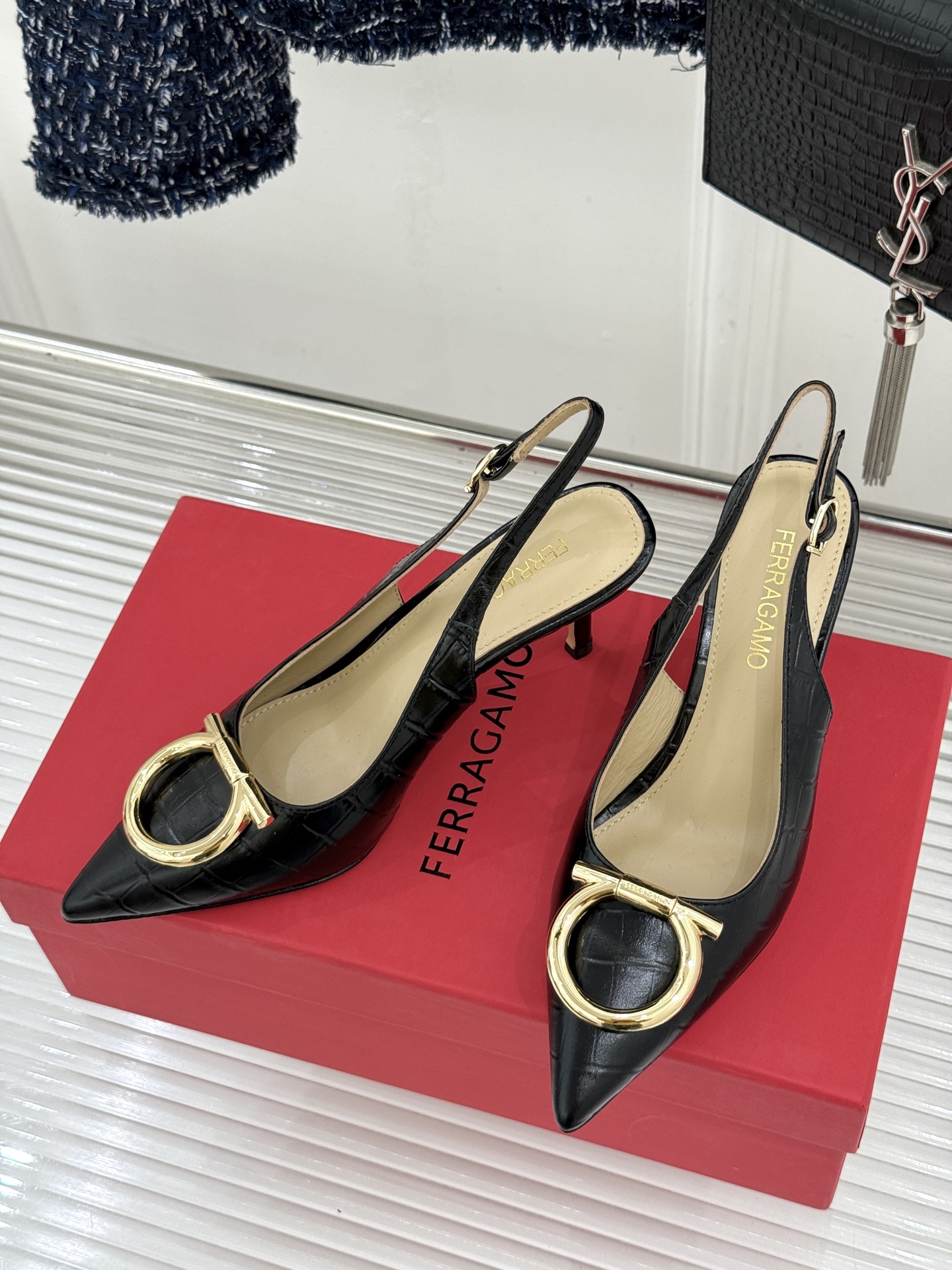 Ferragamo/菲拉格慕26WF新品金属扣尖头后空高跟凉鞋将意式优雅刻进每一处细节。经典尖头利落修饰