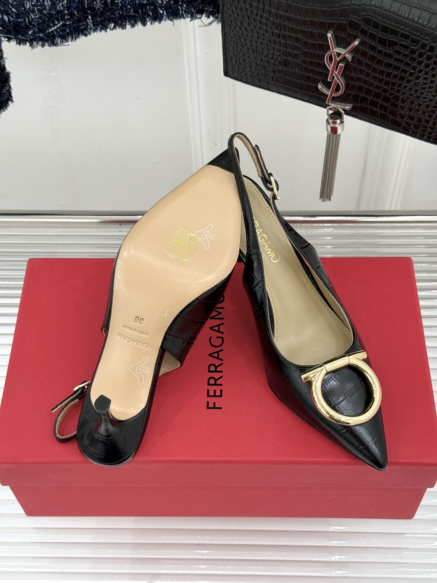 Ferragamo/菲拉格慕26WF新品金属扣尖头后空高跟凉鞋将意式优雅刻进每一处细节。经典尖头利落修饰