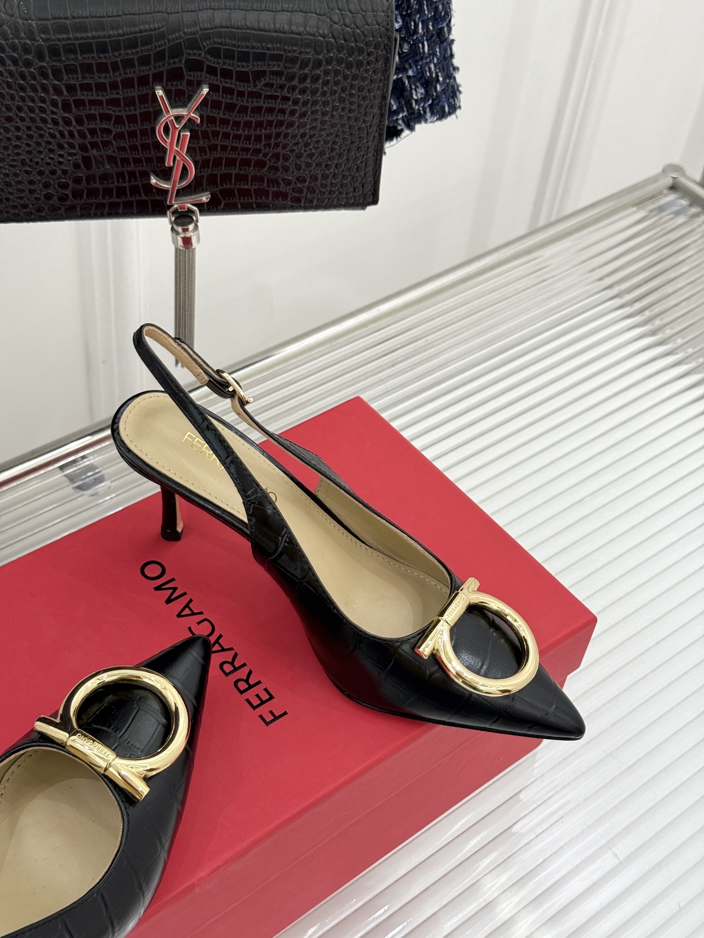 Ferragamo/菲拉格慕26WF新品金属扣尖头后空高跟凉鞋将意式优雅刻进每一处细节。经典尖头利落修饰