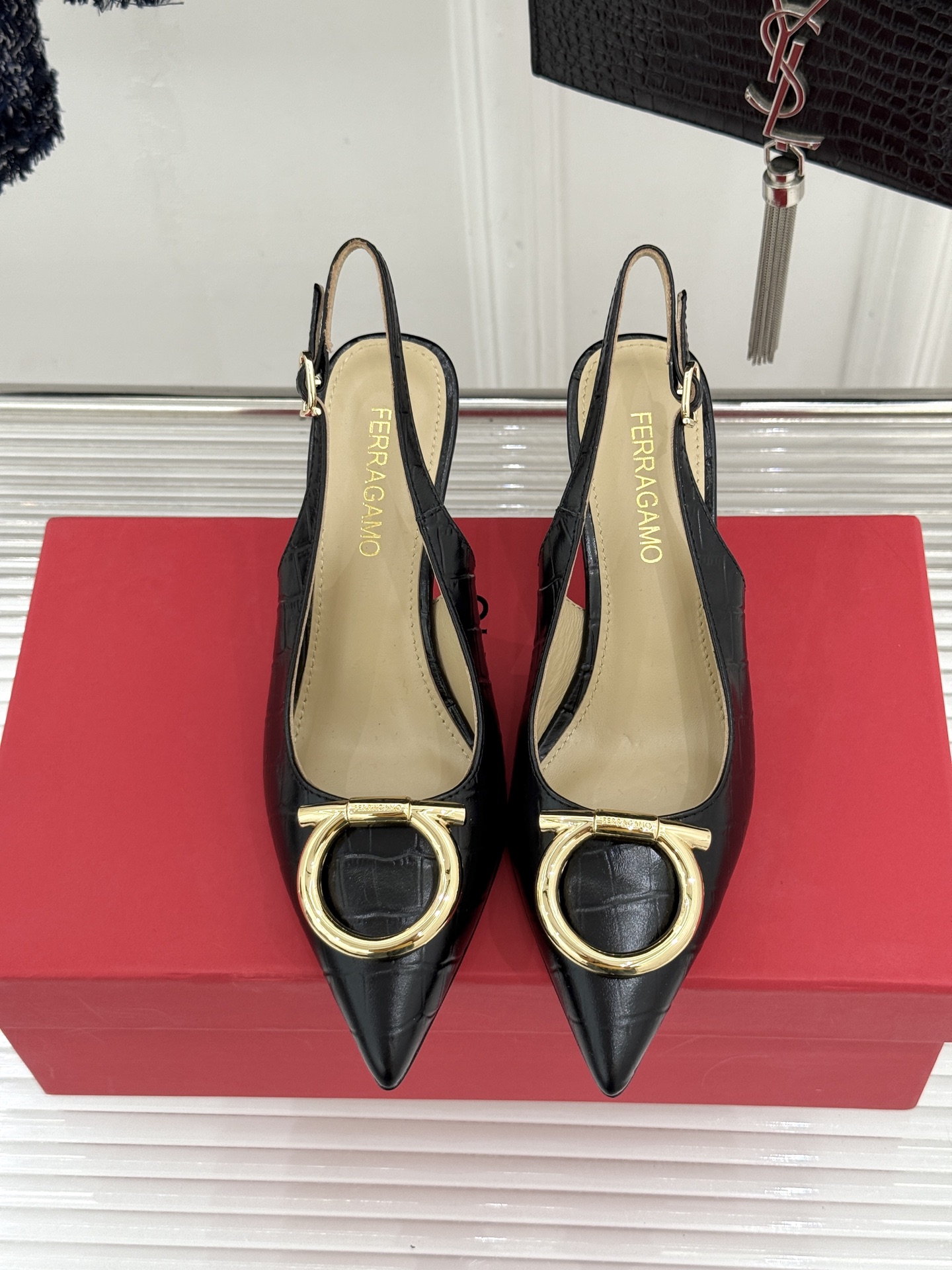 Ferragamo/菲拉格慕26WF新品金属扣尖头后空高跟凉鞋将意式优雅刻进每一处细节。经典尖头利落修饰