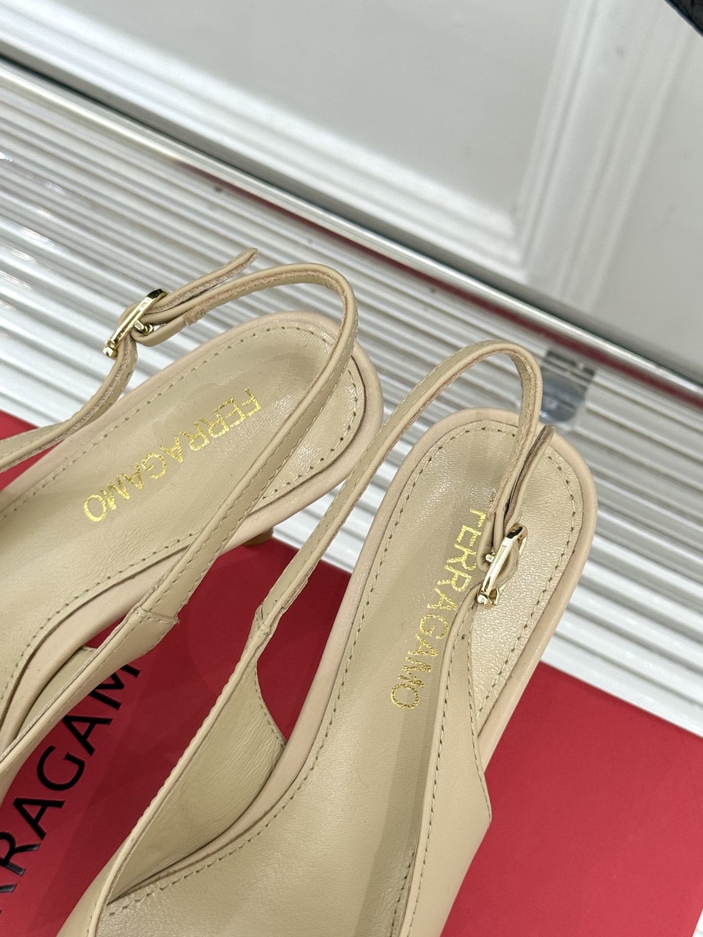 Ferragamo/菲拉格慕26WF新品金属扣尖头后空高跟凉鞋将意式优雅刻进每一处细节。经典尖头利落修饰