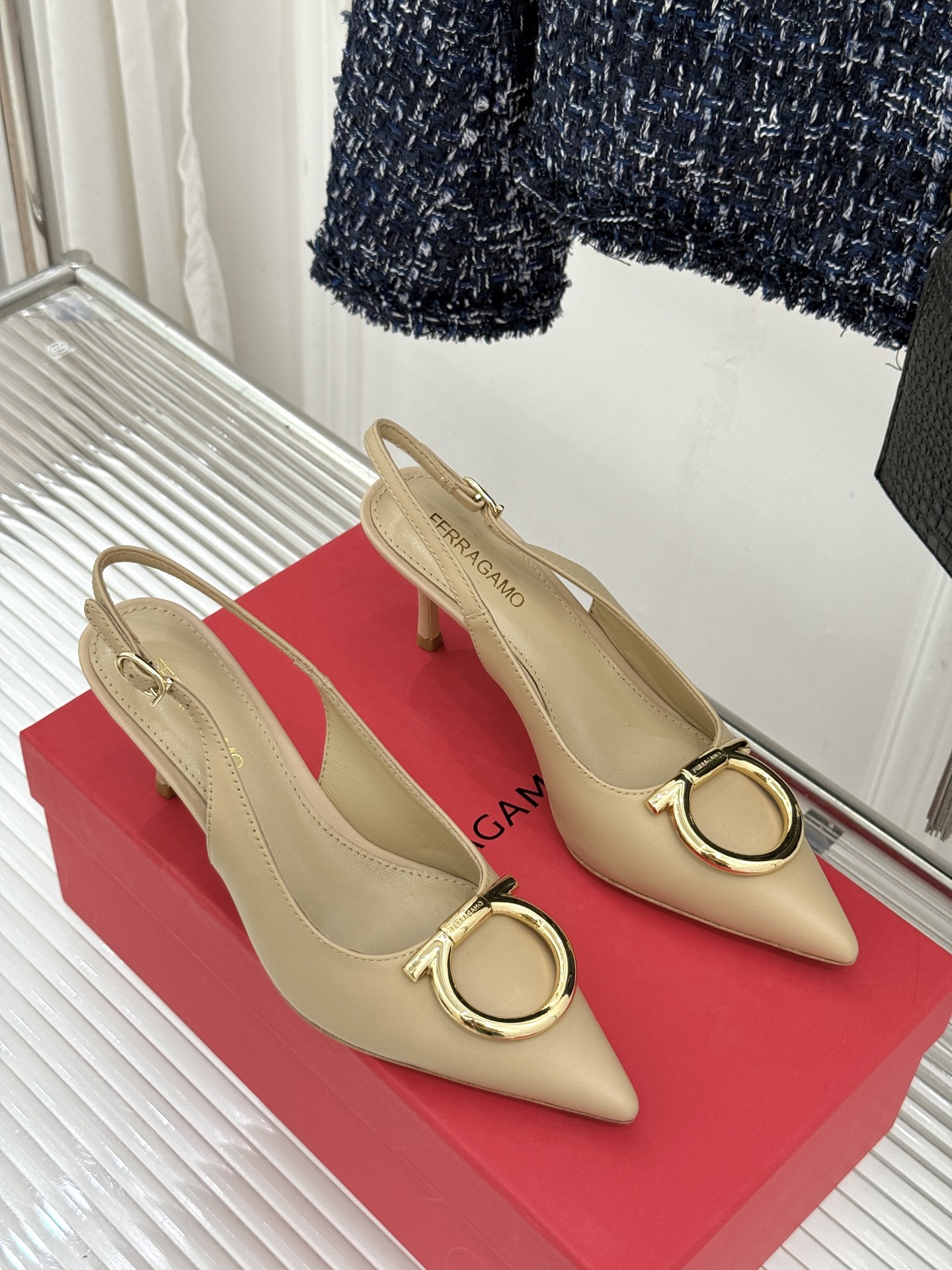 Ferragamo/菲拉格慕26WF新品金属扣尖头后空高跟凉鞋将意式优雅刻进每一处细节。经典尖头利落修饰