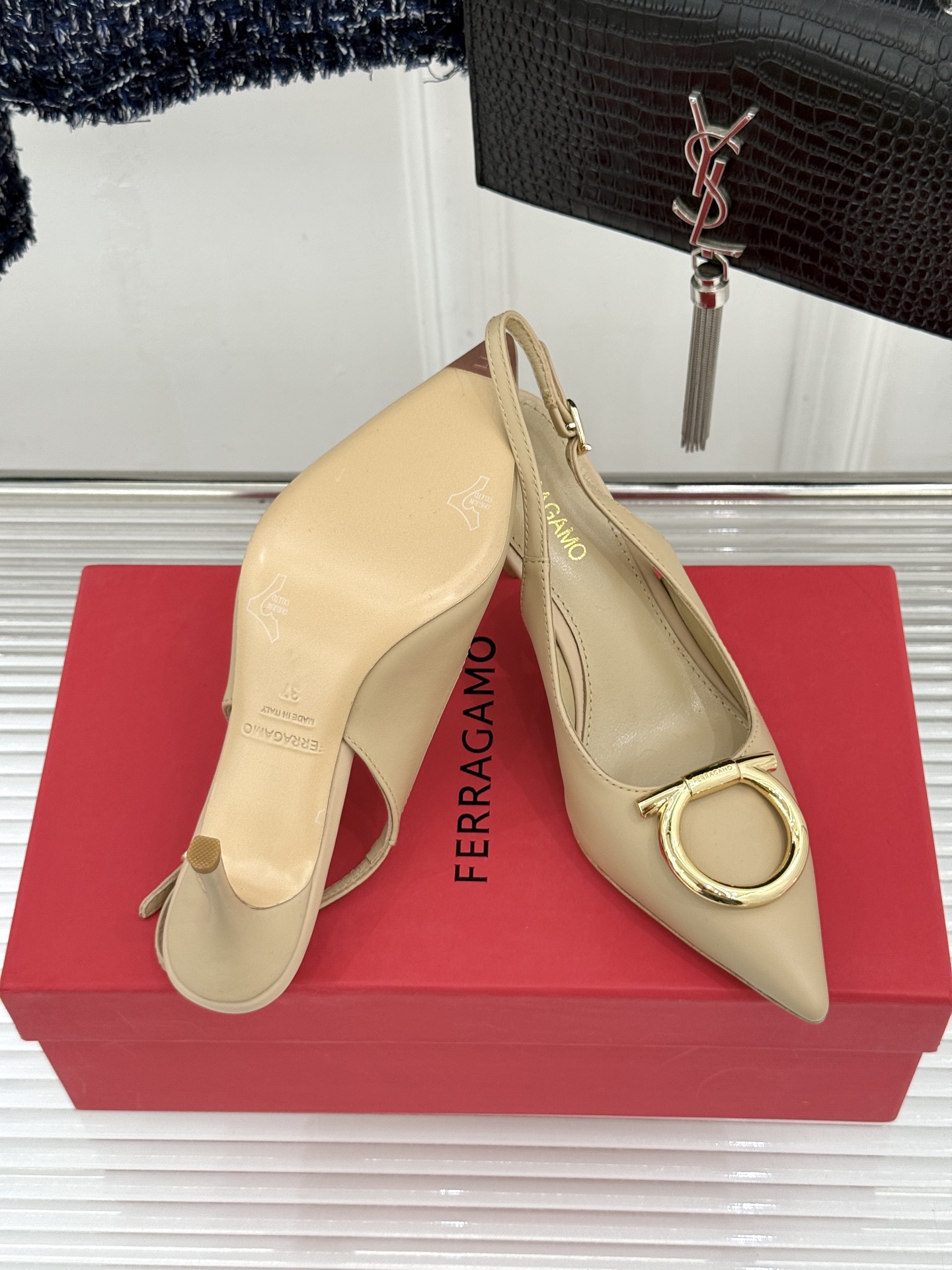 Ferragamo/菲拉格慕26WF新品金属扣尖头后空高跟凉鞋将意式优雅刻进每一处细节。经典尖头利落修饰