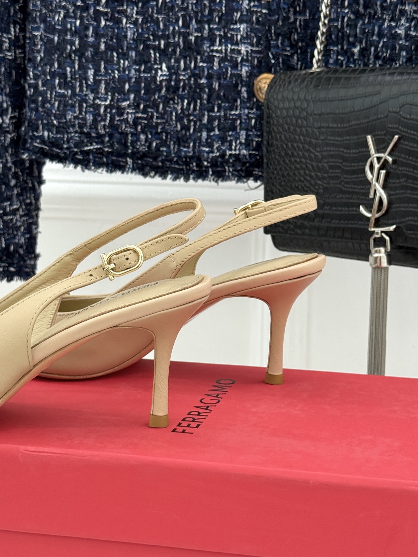 Ferragamo/菲拉格慕26WF新品金属扣尖头后空高跟凉鞋将意式优雅刻进每一处细节。经典尖头利落修饰