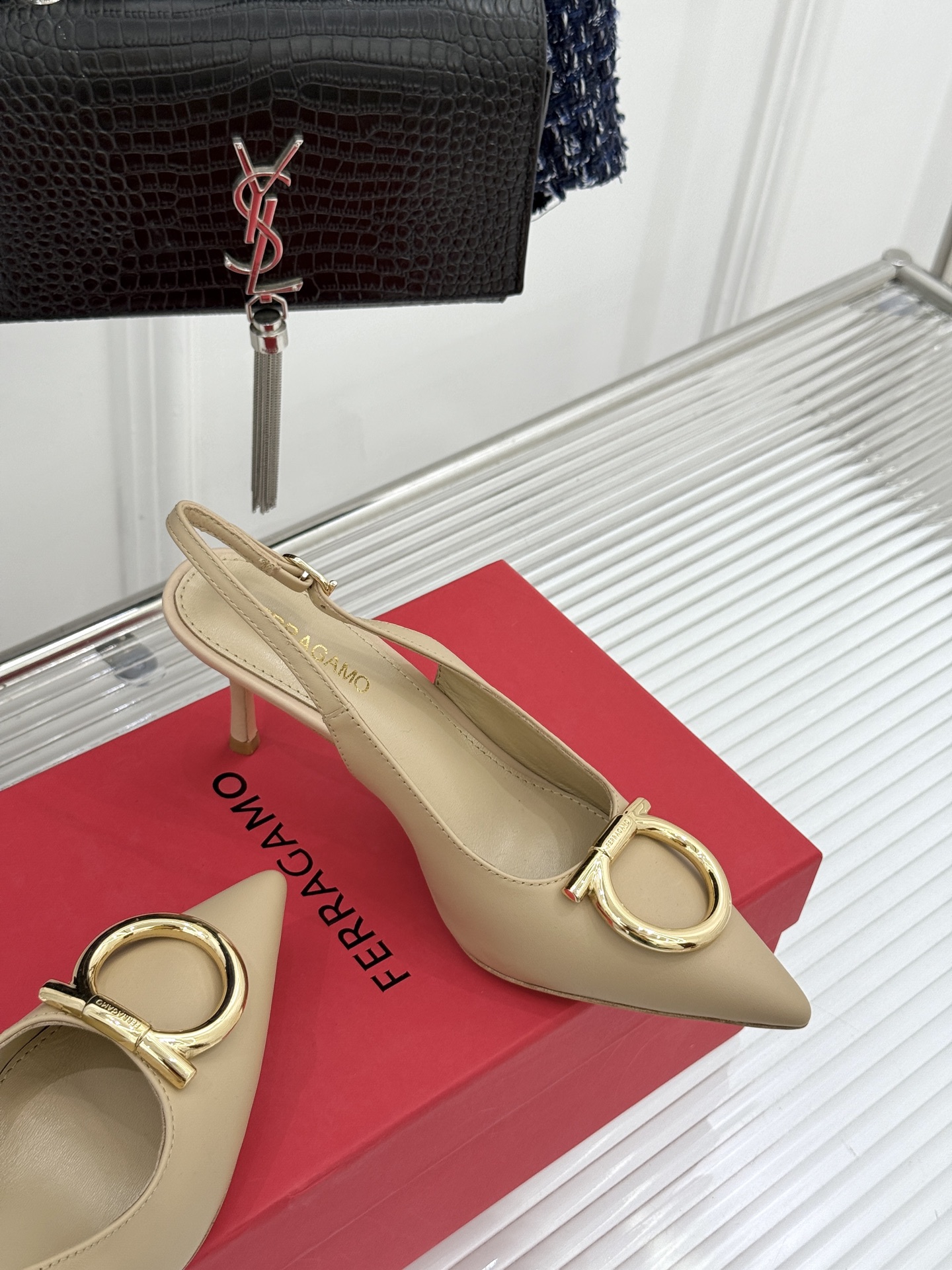 Ferragamo/菲拉格慕26WF新品金属扣尖头后空高跟凉鞋将意式优雅刻进每一处细节。经典尖头利落修饰