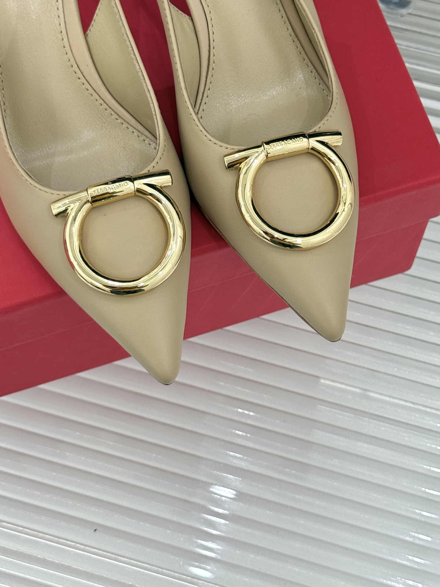 Ferragamo/菲拉格慕26WF新品金属扣尖头后空高跟凉鞋将意式优雅刻进每一处细节。经典尖头利落修饰