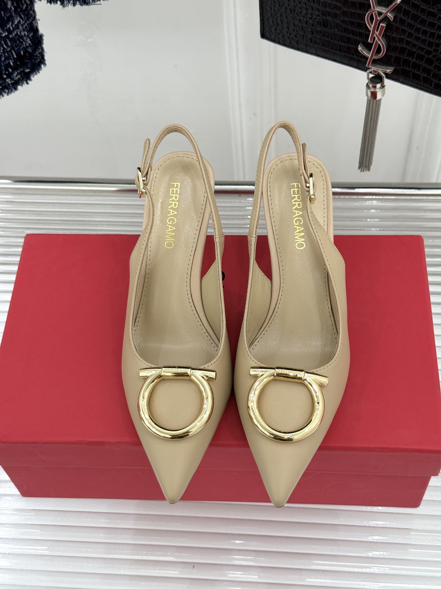 Ferragamo/菲拉格慕26WF新品金属扣尖头后空高跟凉鞋将意式优雅刻进每一处细节。经典尖头利落修饰