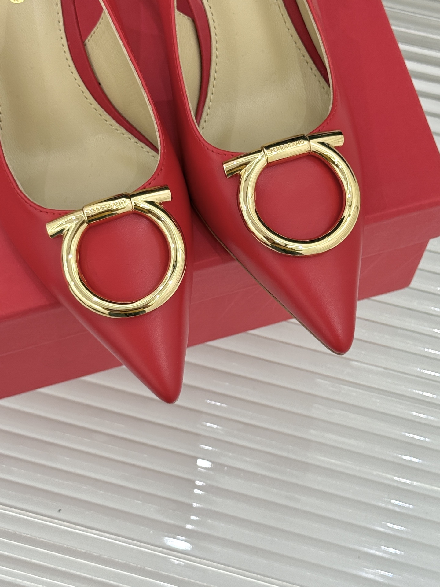 Ferragamo/菲拉格慕26WF新品金属扣尖头后空高跟凉鞋将意式优雅刻进每一处细节。经典尖头利落修饰