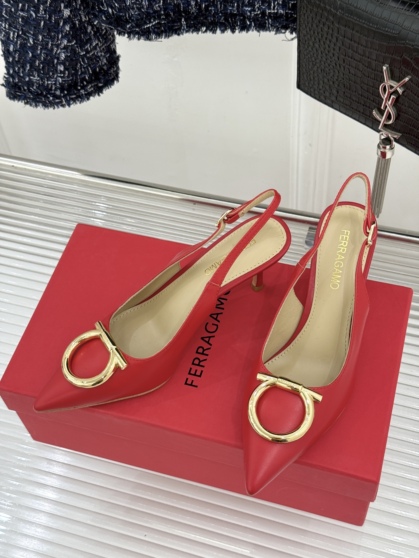 Ferragamo/菲拉格慕26WF新品金属扣尖头后空高跟凉鞋将意式优雅刻进每一处细节。经典尖头利落修饰