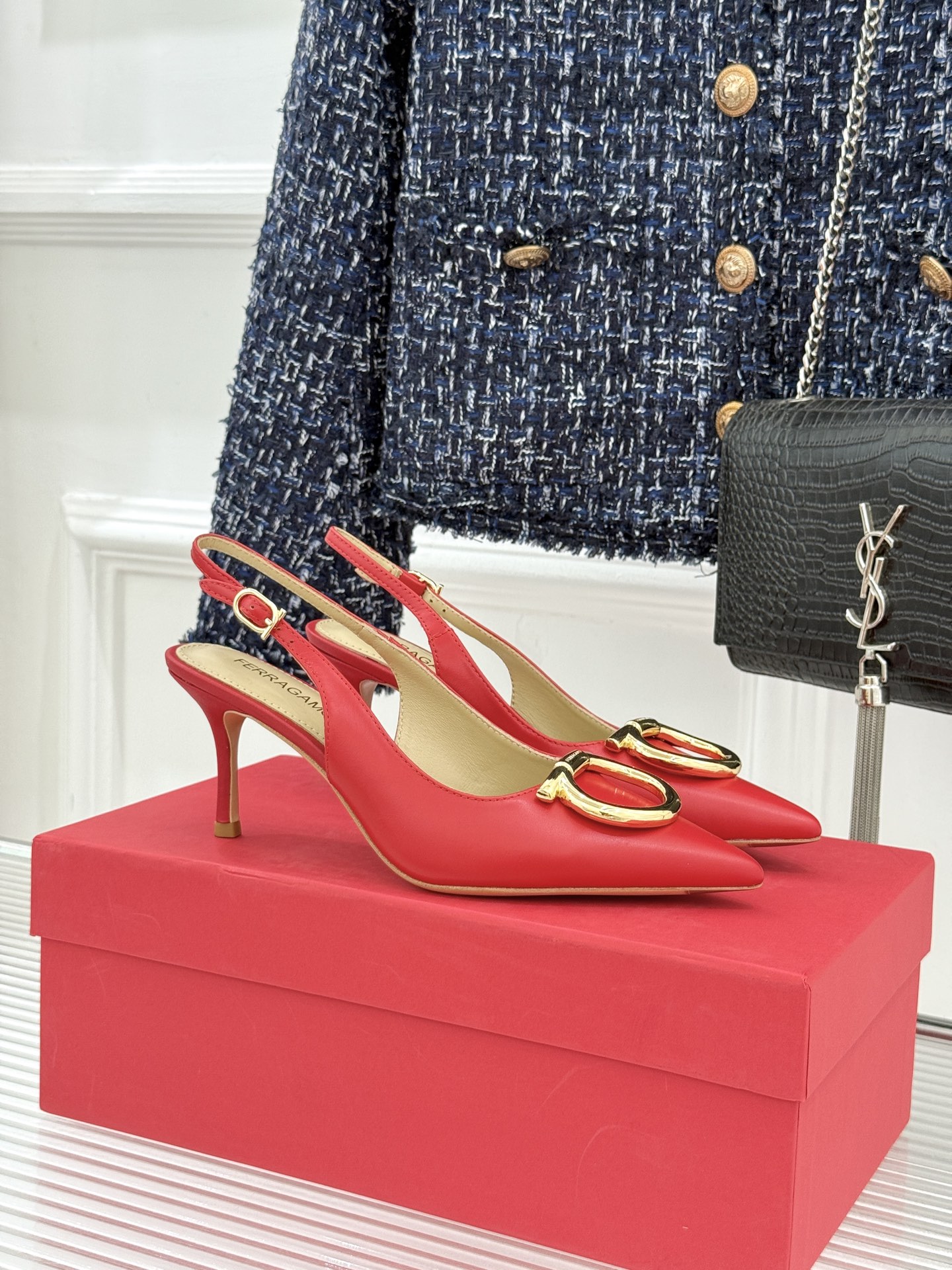 Ferragamo/菲拉格慕26WF新品金属扣尖头后空高跟凉鞋将意式优雅刻进每一处细节。经典尖头利落修饰