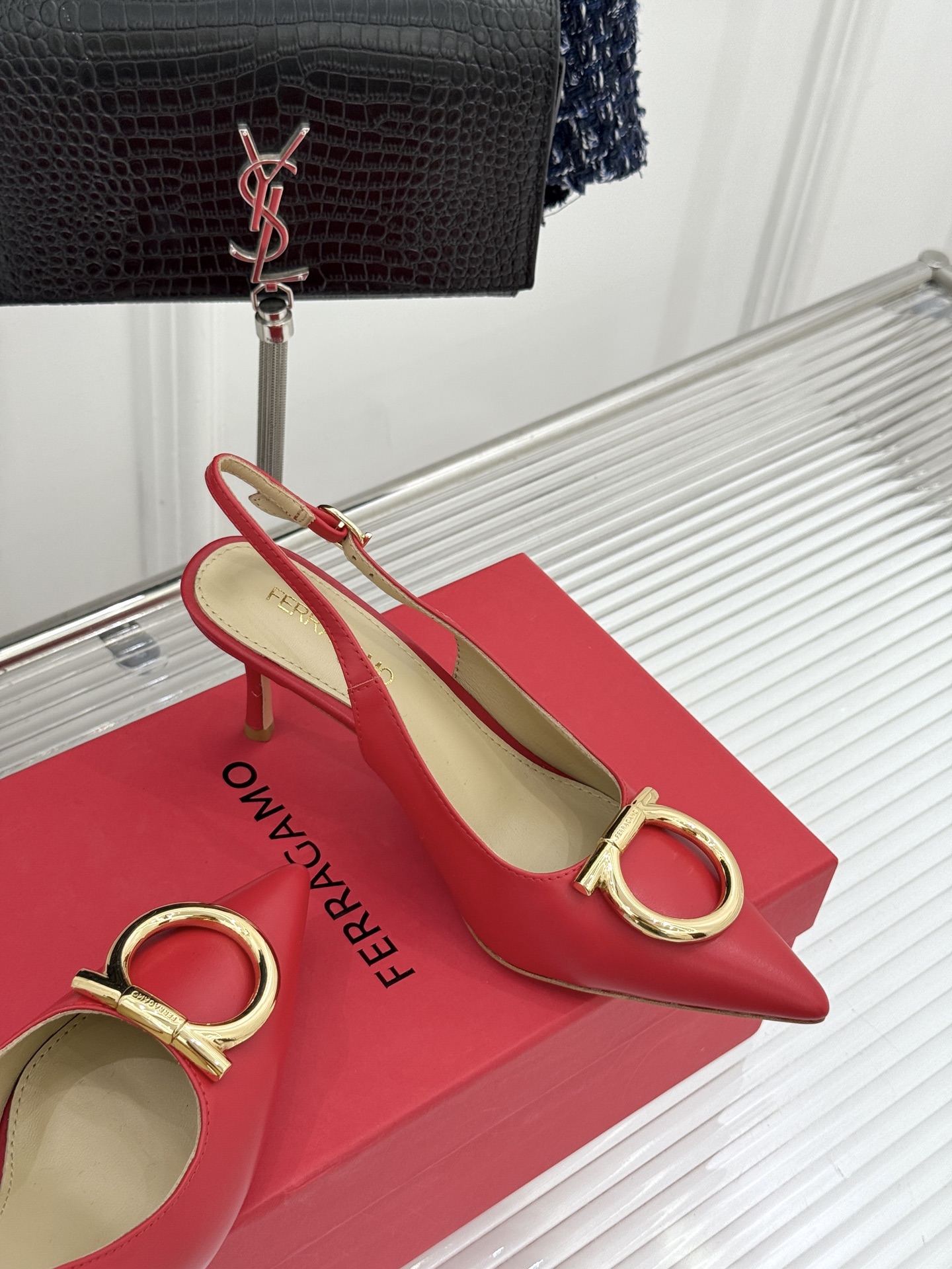 Ferragamo/菲拉格慕26WF新品金属扣尖头后空高跟凉鞋将意式优雅刻进每一处细节。经典尖头利落修饰