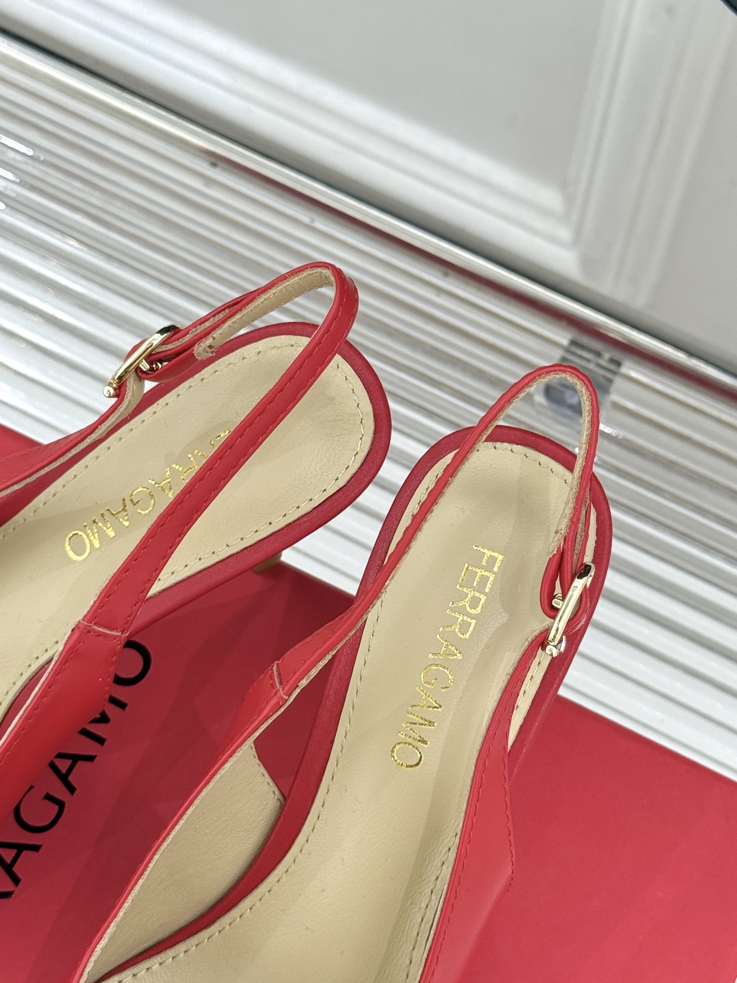 Ferragamo/菲拉格慕26WF新品金属扣尖头后空高跟凉鞋将意式优雅刻进每一处细节。经典尖头利落修饰