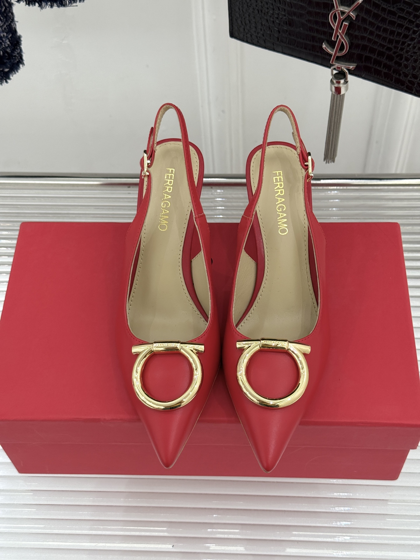 Ferragamo/菲拉格慕26WF新品金属扣尖头后空高跟凉鞋将意式优雅刻进每一处细节。经典尖头利落修饰