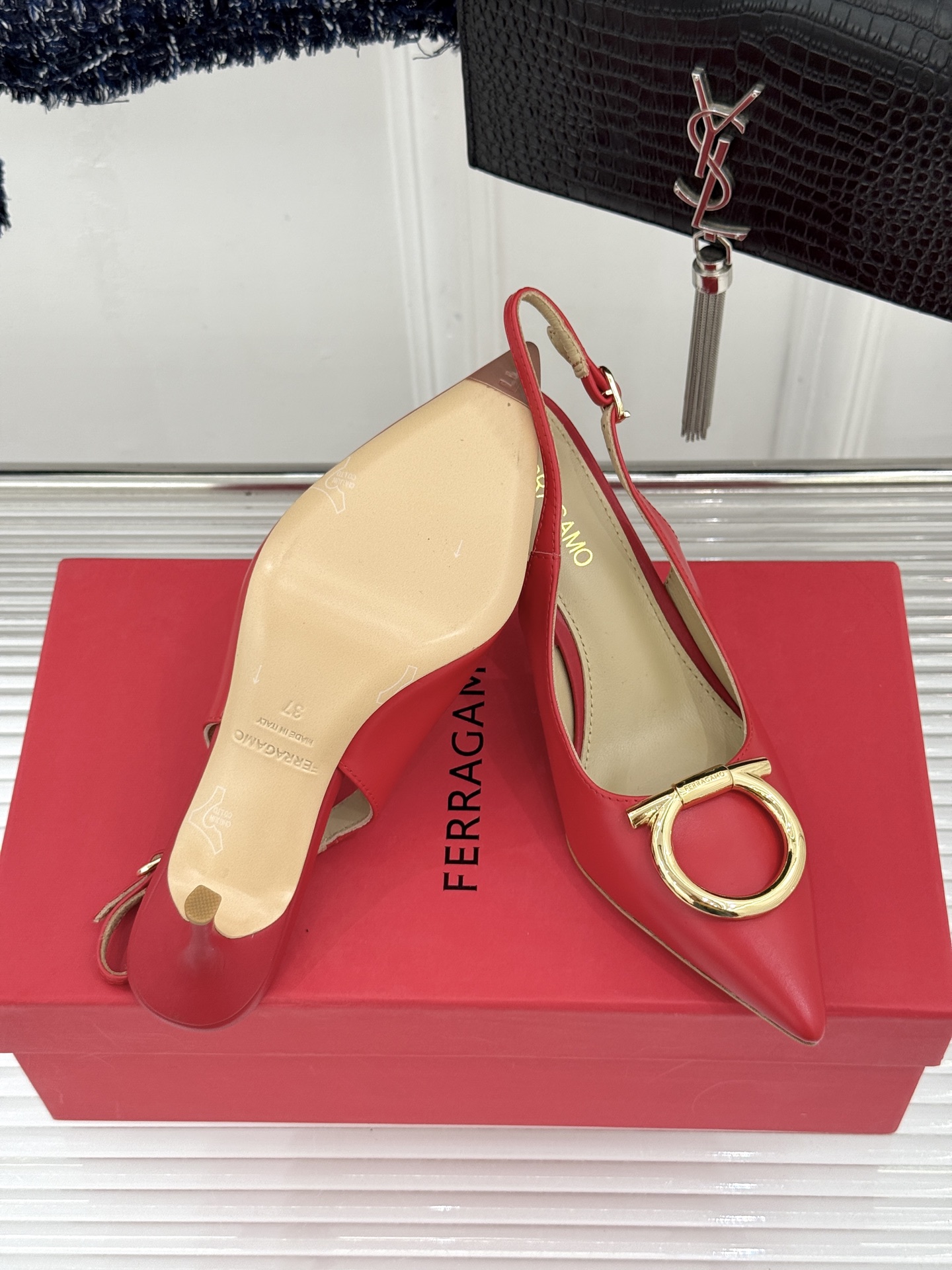 Ferragamo/菲拉格慕26WF新品金属扣尖头后空高跟凉鞋将意式优雅刻进每一处细节。经典尖头利落修饰