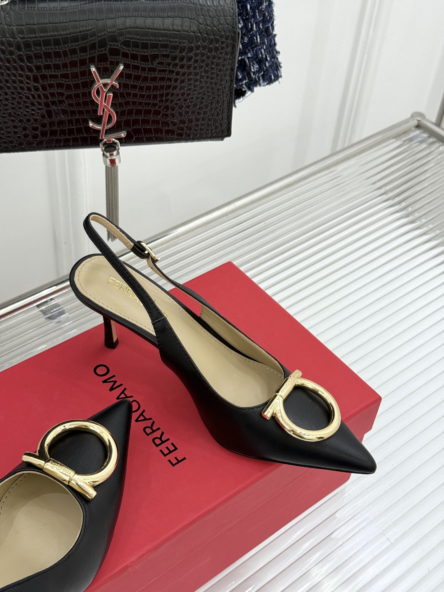 Ferragamo/菲拉格慕26WF新品金属扣尖头后空高跟凉鞋将意式优雅刻进每一处细节。经典尖头利落修饰