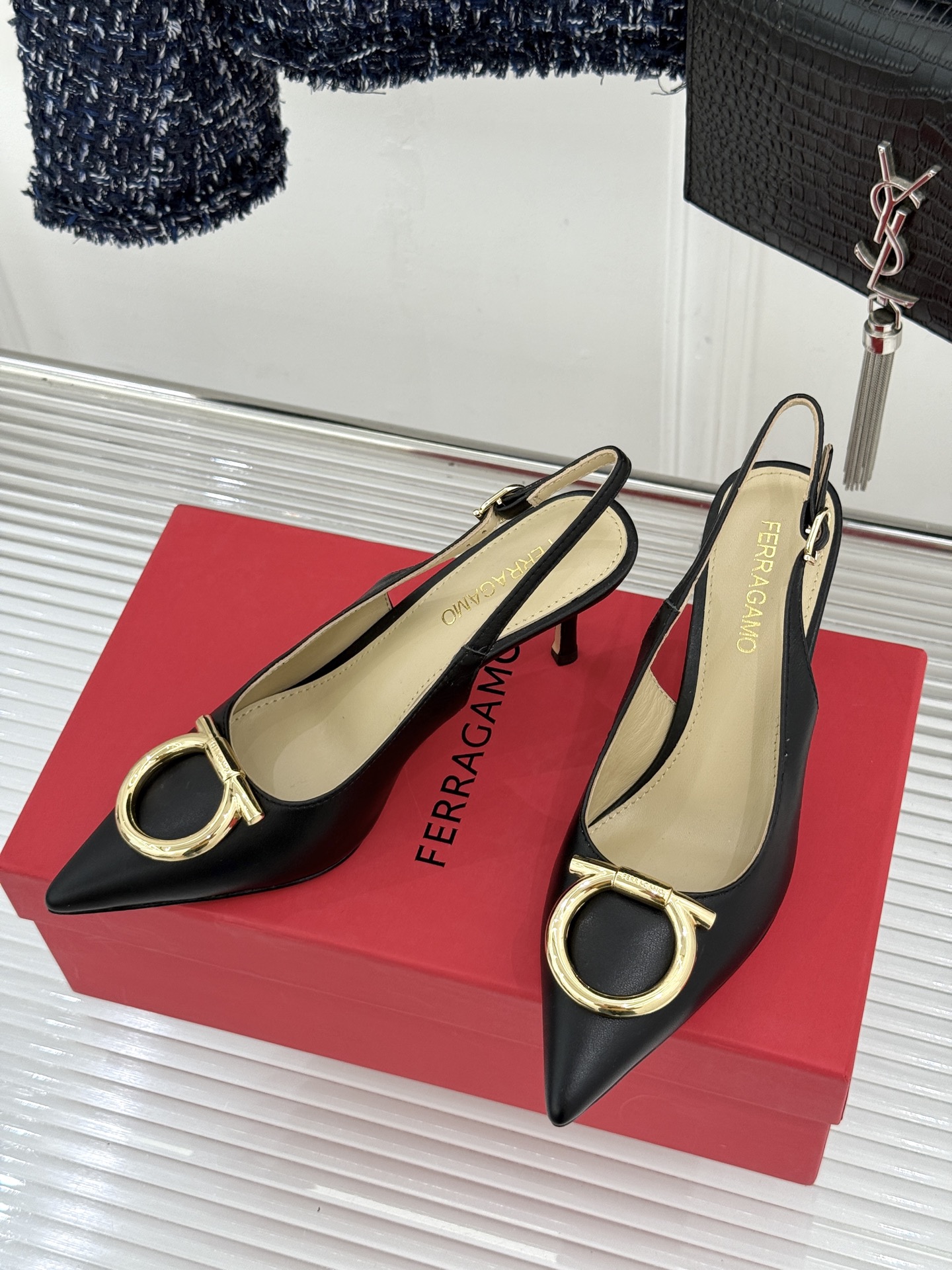 Ferragamo/菲拉格慕26WF新品金属扣尖头后空高跟凉鞋将意式优雅刻进每一处细节。经典尖头利落修饰