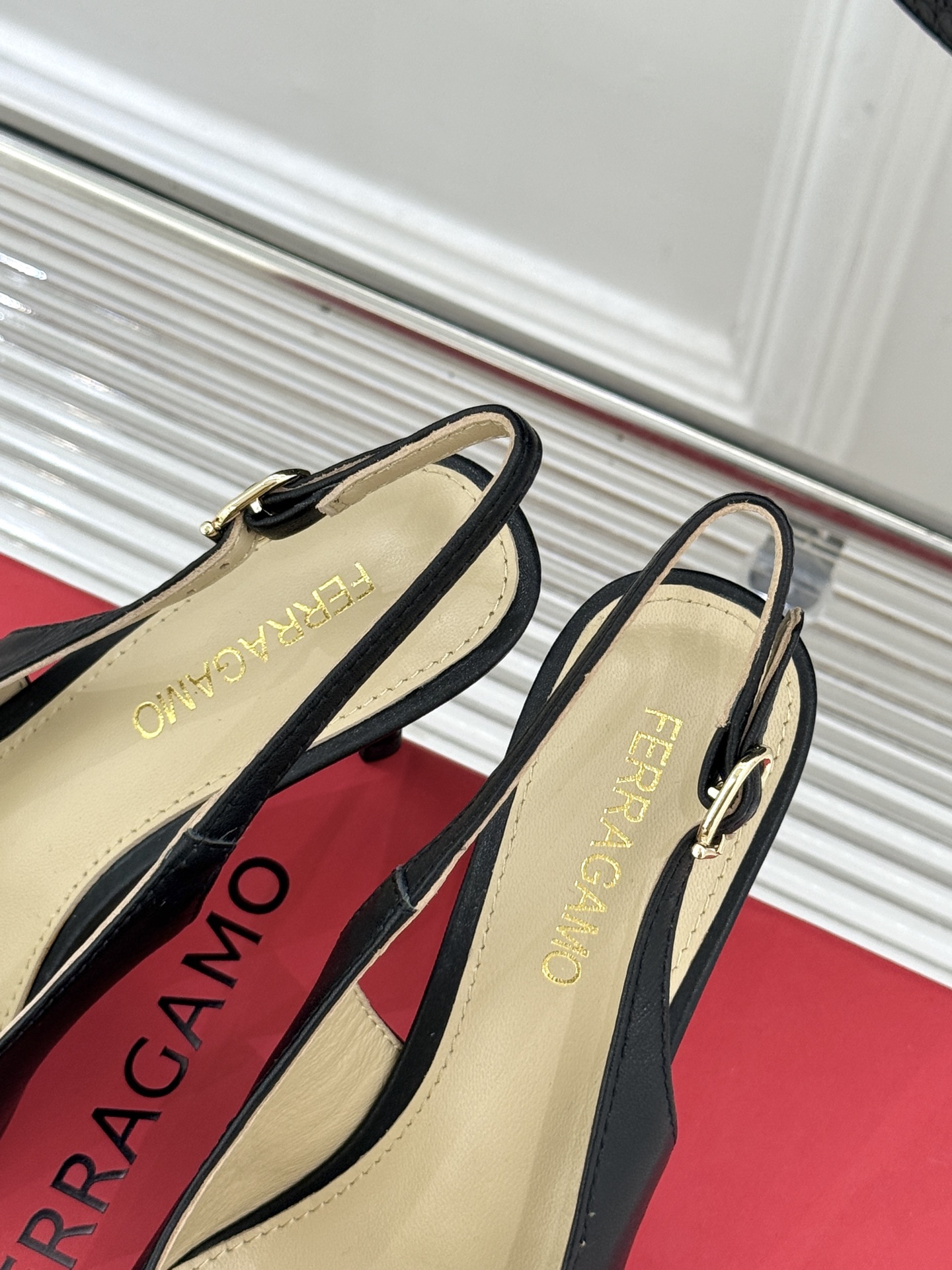 Ferragamo/菲拉格慕26WF新品金属扣尖头后空高跟凉鞋将意式优雅刻进每一处细节。经典尖头利落修饰