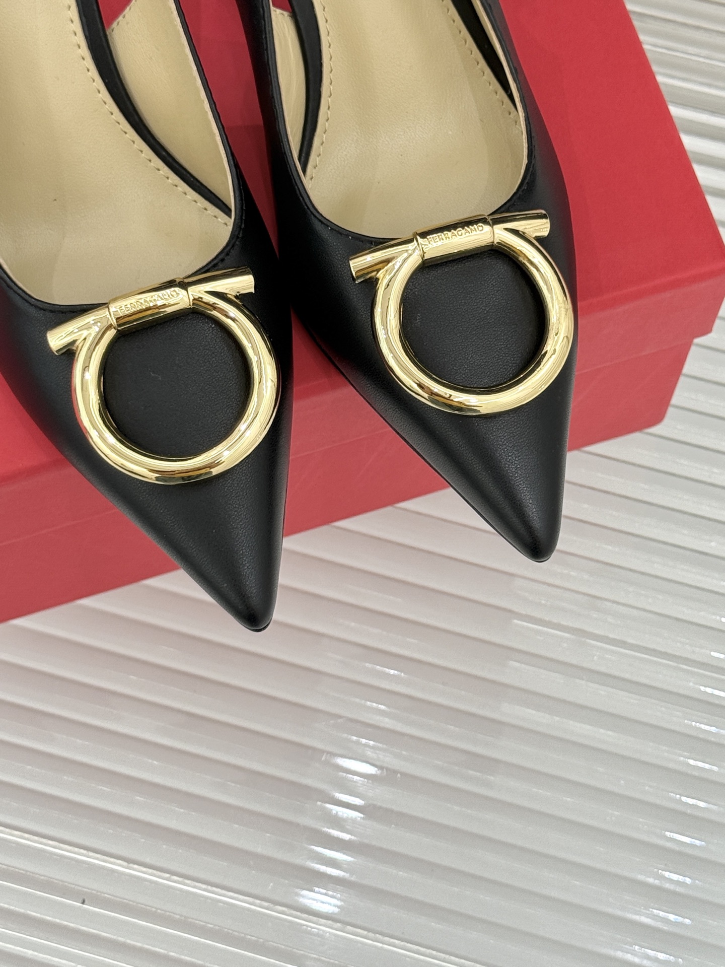 Ferragamo/菲拉格慕26WF新品金属扣尖头后空高跟凉鞋将意式优雅刻进每一处细节。经典尖头利落修饰