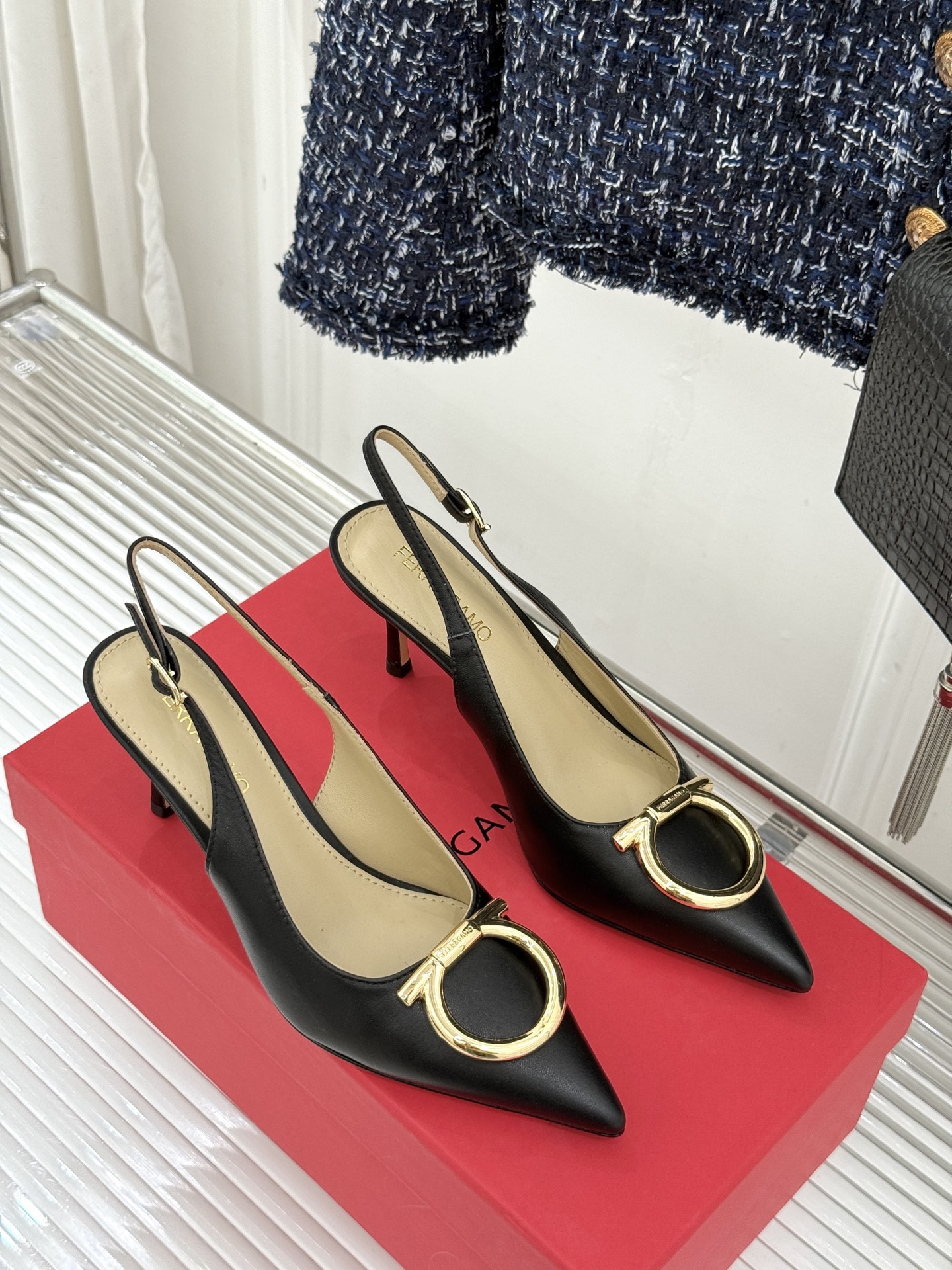 Ferragamo/菲拉格慕26WF新品金属扣尖头后空高跟凉鞋将意式优雅刻进每一处细节。经典尖头利落修饰