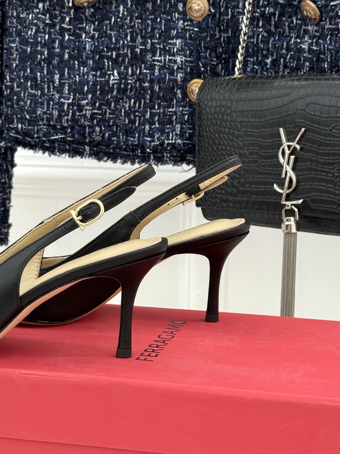 Ferragamo/菲拉格慕26WF新品金属扣尖头后空高跟凉鞋将意式优雅刻进每一处细节。经典尖头利落修饰