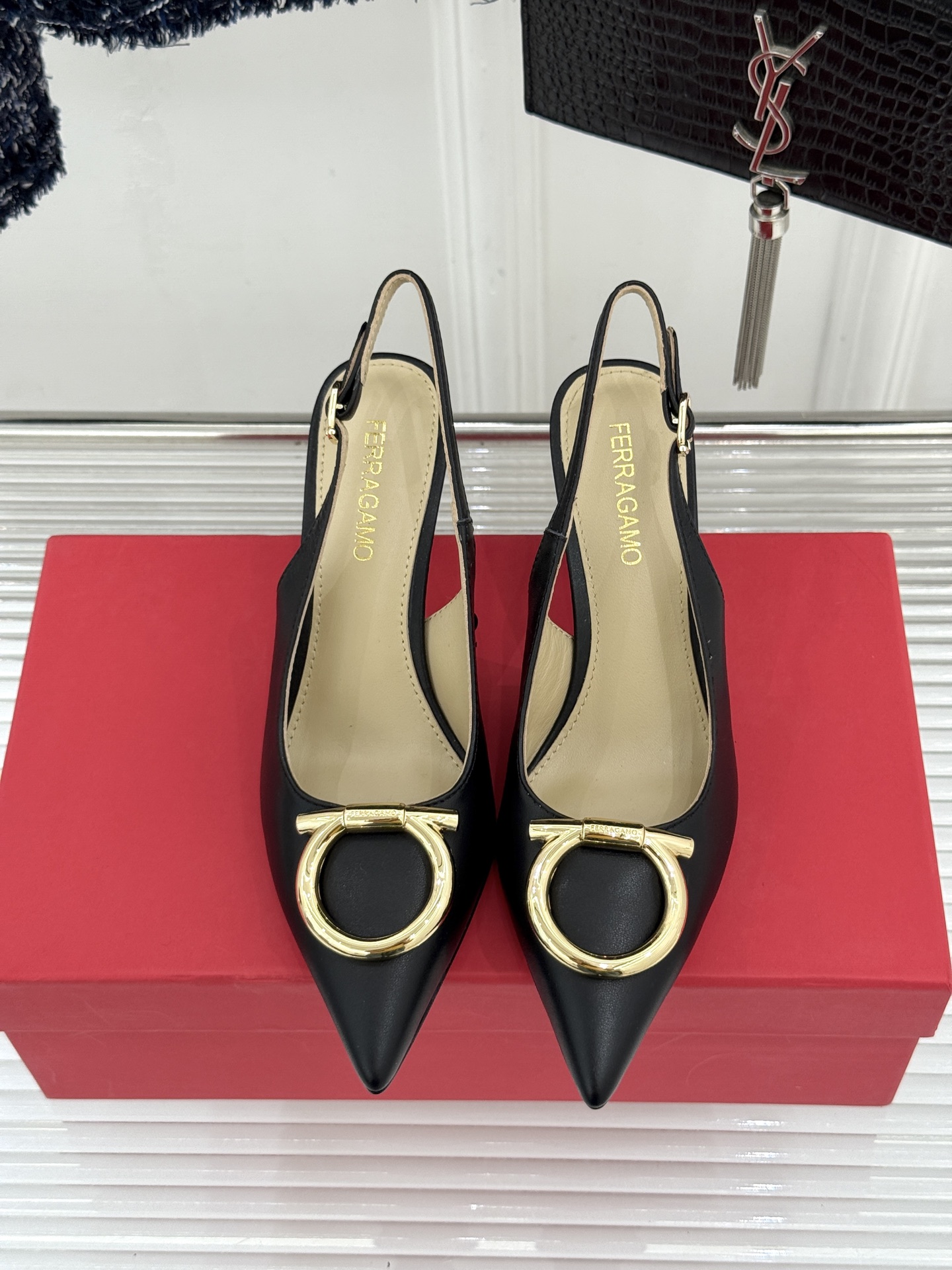 Ferragamo/菲拉格慕26WF新品金属扣尖头后空高跟凉鞋将意式优雅刻进每一处细节。经典尖头利落修饰