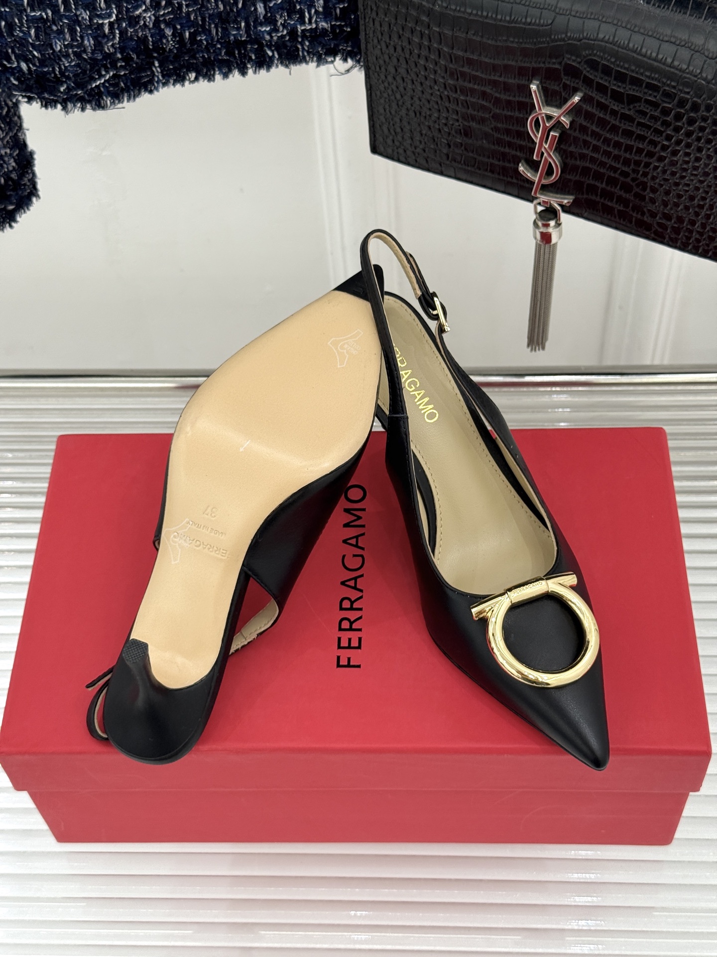 Ferragamo/菲拉格慕26WF新品金属扣尖头后空高跟凉鞋将意式优雅刻进每一处细节。经典尖头利落修饰