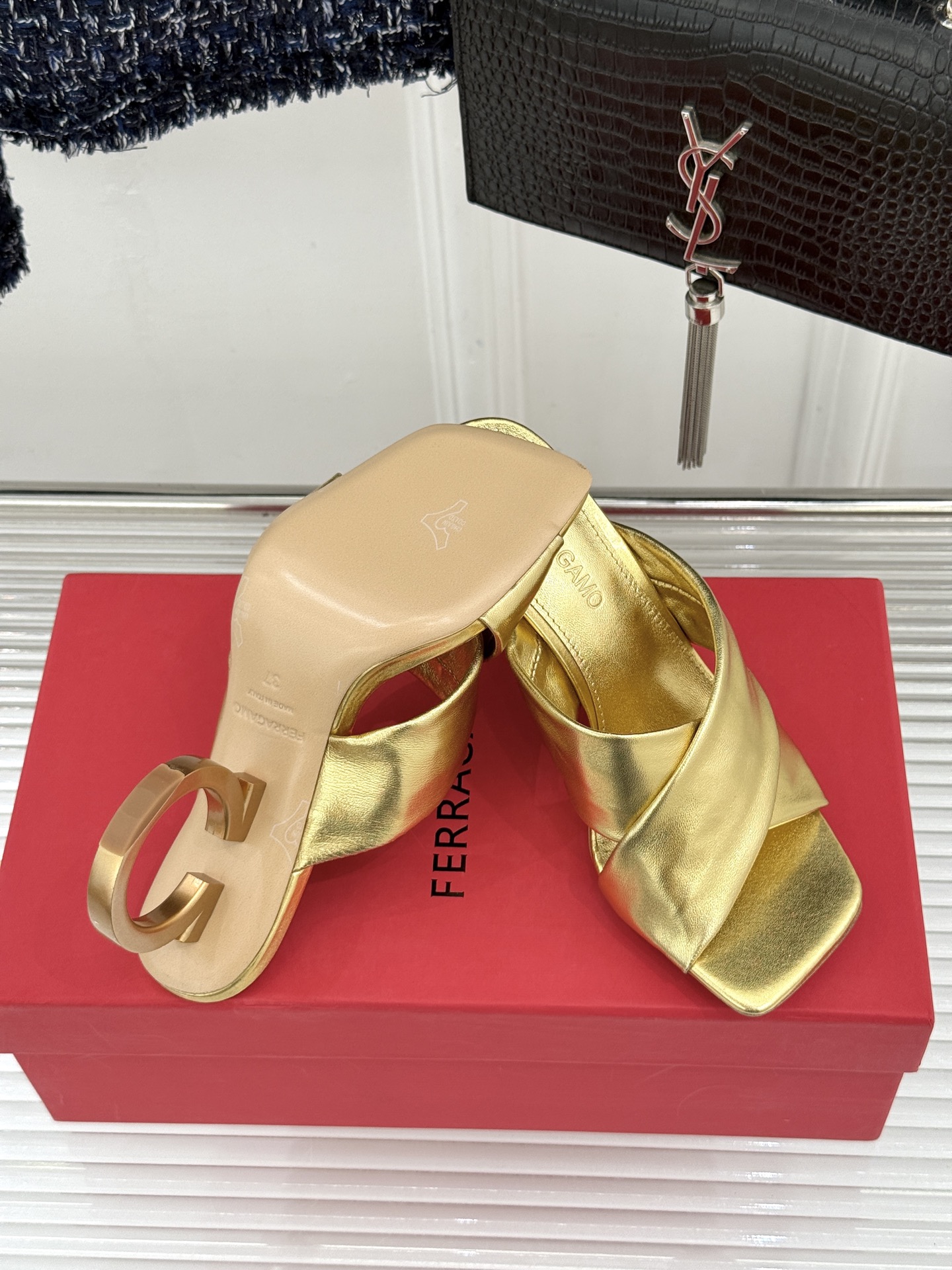 Ferragamo/菲拉格慕26WF新品交叉带方头圆环跟拖鞋以意式匠艺诠释慵懒高级感。利落方头修饰脚型 