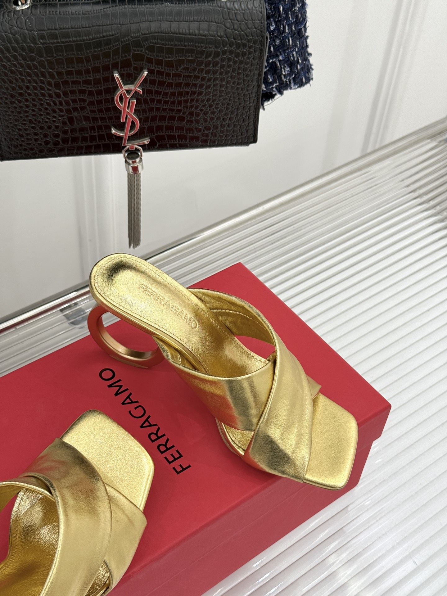 Ferragamo/菲拉格慕26WF新品交叉带方头圆环跟拖鞋以意式匠艺诠释慵懒高级感。利落方头修饰脚型 