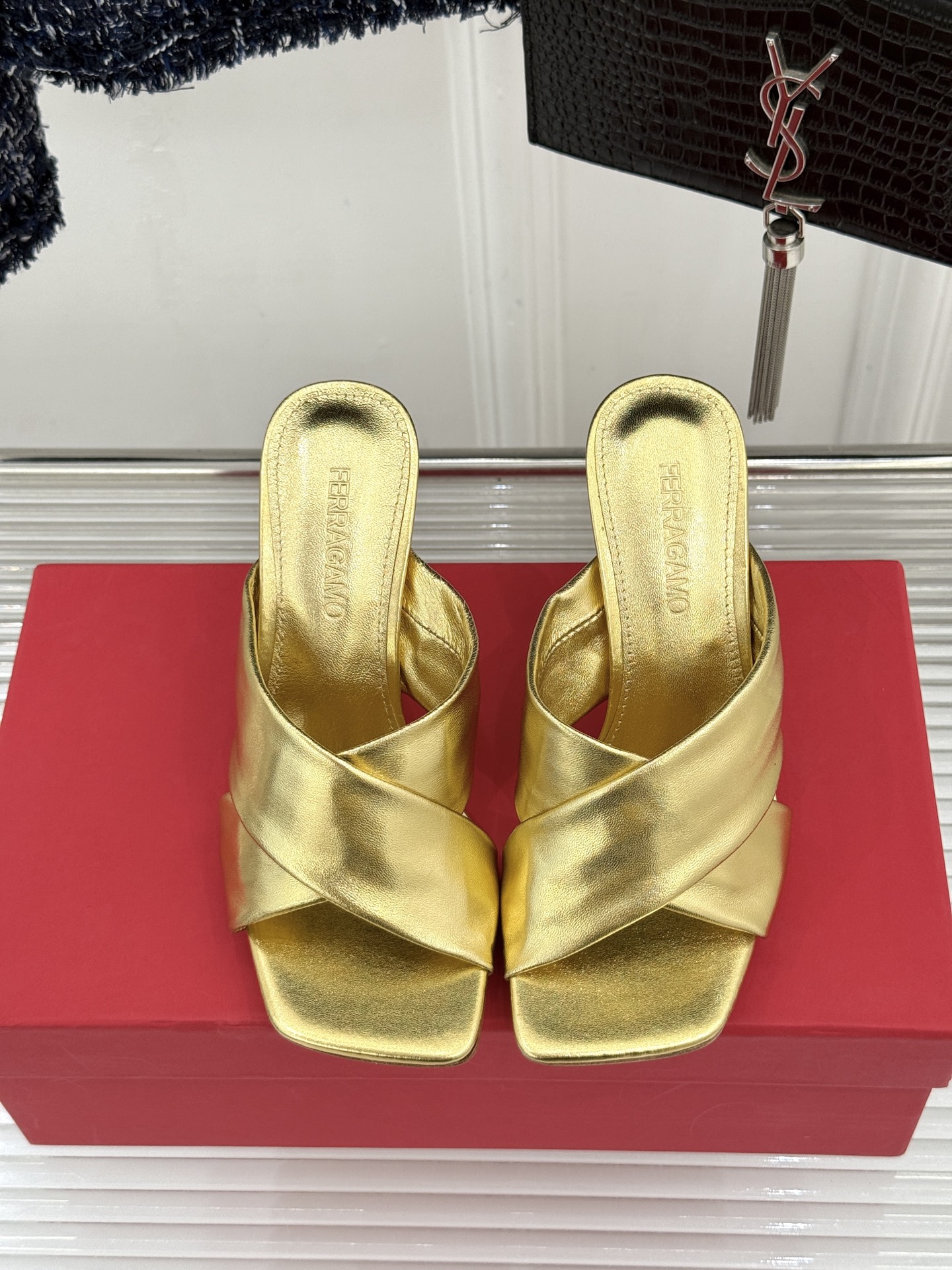 Ferragamo/菲拉格慕26WF新品交叉带方头圆环跟拖鞋以意式匠艺诠释慵懒高级感。利落方头修饰脚型 