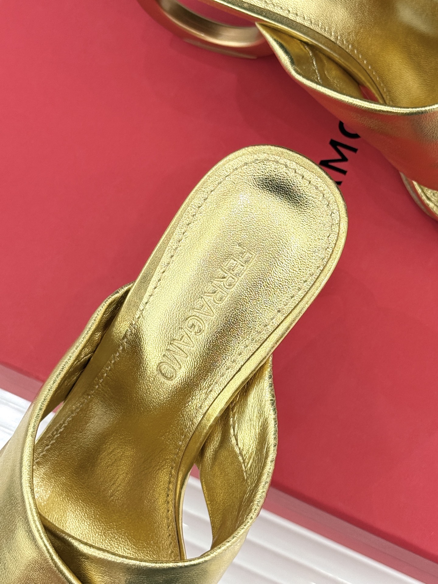 Ferragamo/菲拉格慕26WF新品交叉带方头圆环跟拖鞋以意式匠艺诠释慵懒高级感。利落方头修饰脚型 