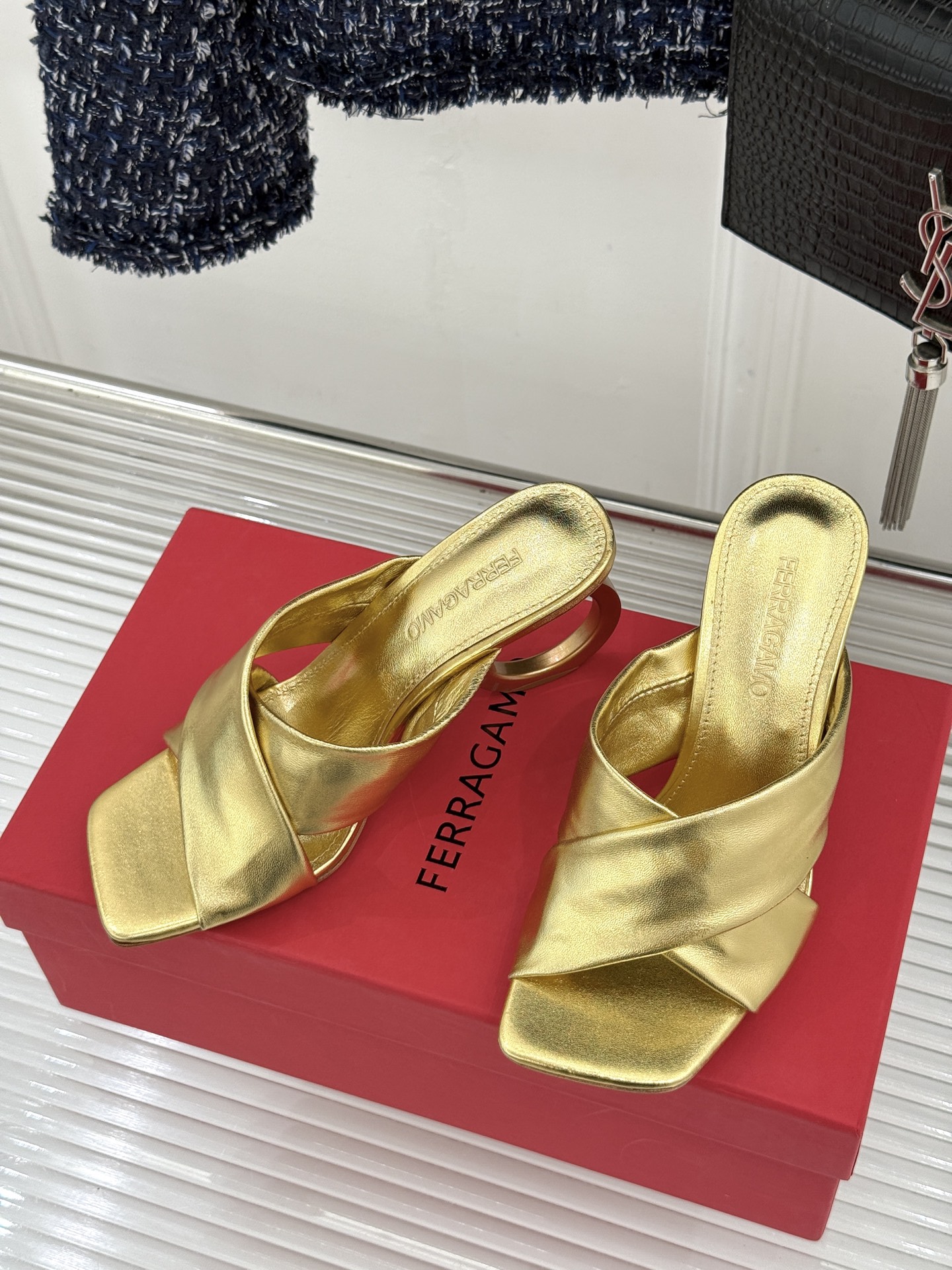 Ferragamo/菲拉格慕26WF新品交叉带方头圆环跟拖鞋以意式匠艺诠释慵懒高级感。利落方头修饰脚型 