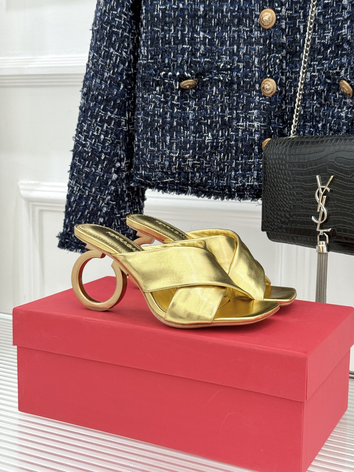 Ferragamo/菲拉格慕26WF新品交叉带方头圆环跟拖鞋以意式匠艺诠释慵懒高级感。利落方头修饰脚型 