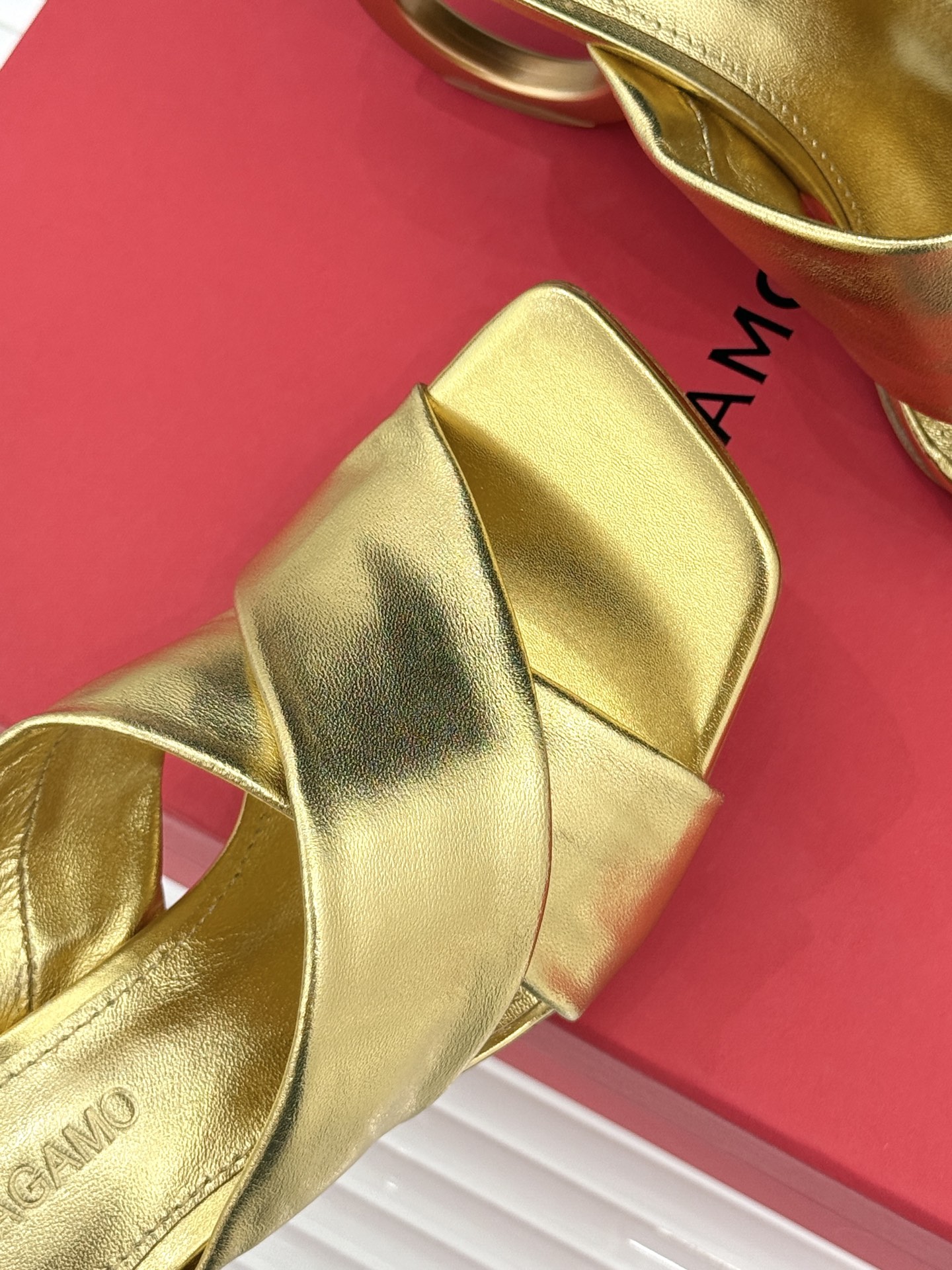 Ferragamo/菲拉格慕26WF新品交叉带方头圆环跟拖鞋以意式匠艺诠释慵懒高级感。利落方头修饰脚型 