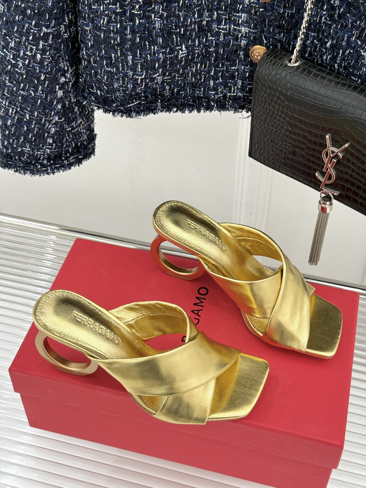 Ferragamo/菲拉格慕26WF新品交叉带方头圆环跟拖鞋以意式匠艺诠释慵懒高级感。利落方头修饰脚型 