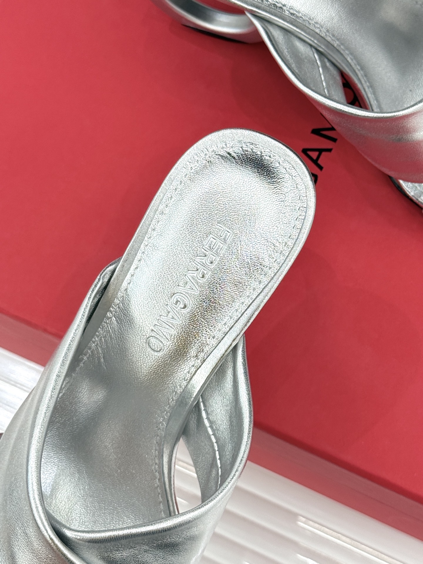 Ferragamo/菲拉格慕26WF新品交叉带方头圆环跟拖鞋以意式匠艺诠释慵懒高级感。利落方头修饰脚型 