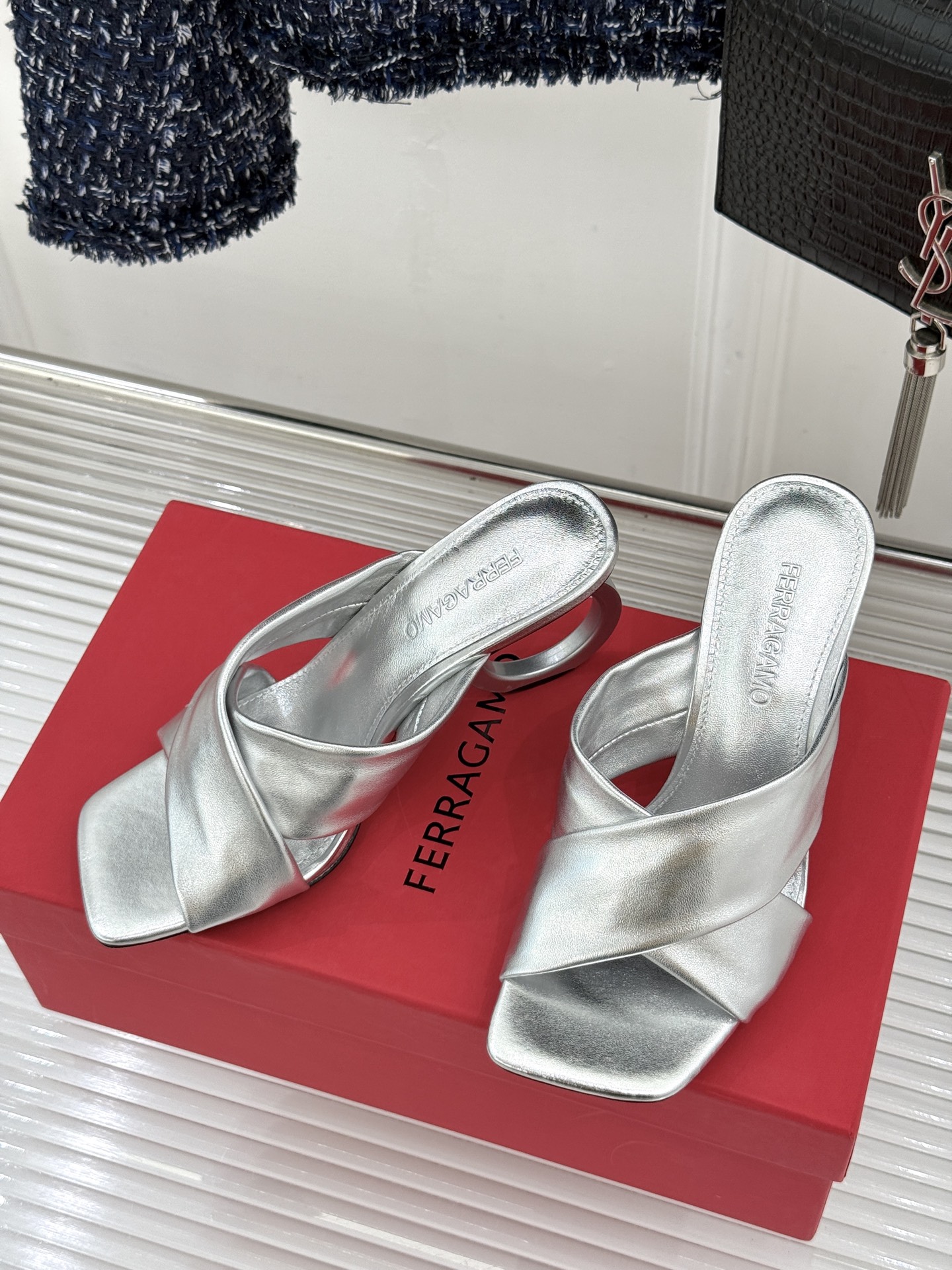 Ferragamo/菲拉格慕26WF新品交叉带方头圆环跟拖鞋以意式匠艺诠释慵懒高级感。利落方头修饰脚型 