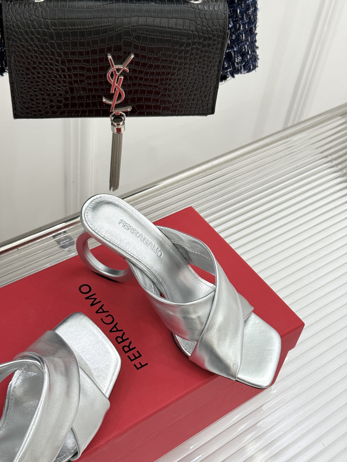 Ferragamo/菲拉格慕26WF新品交叉带方头圆环跟拖鞋以意式匠艺诠释慵懒高级感。利落方头修饰脚型 