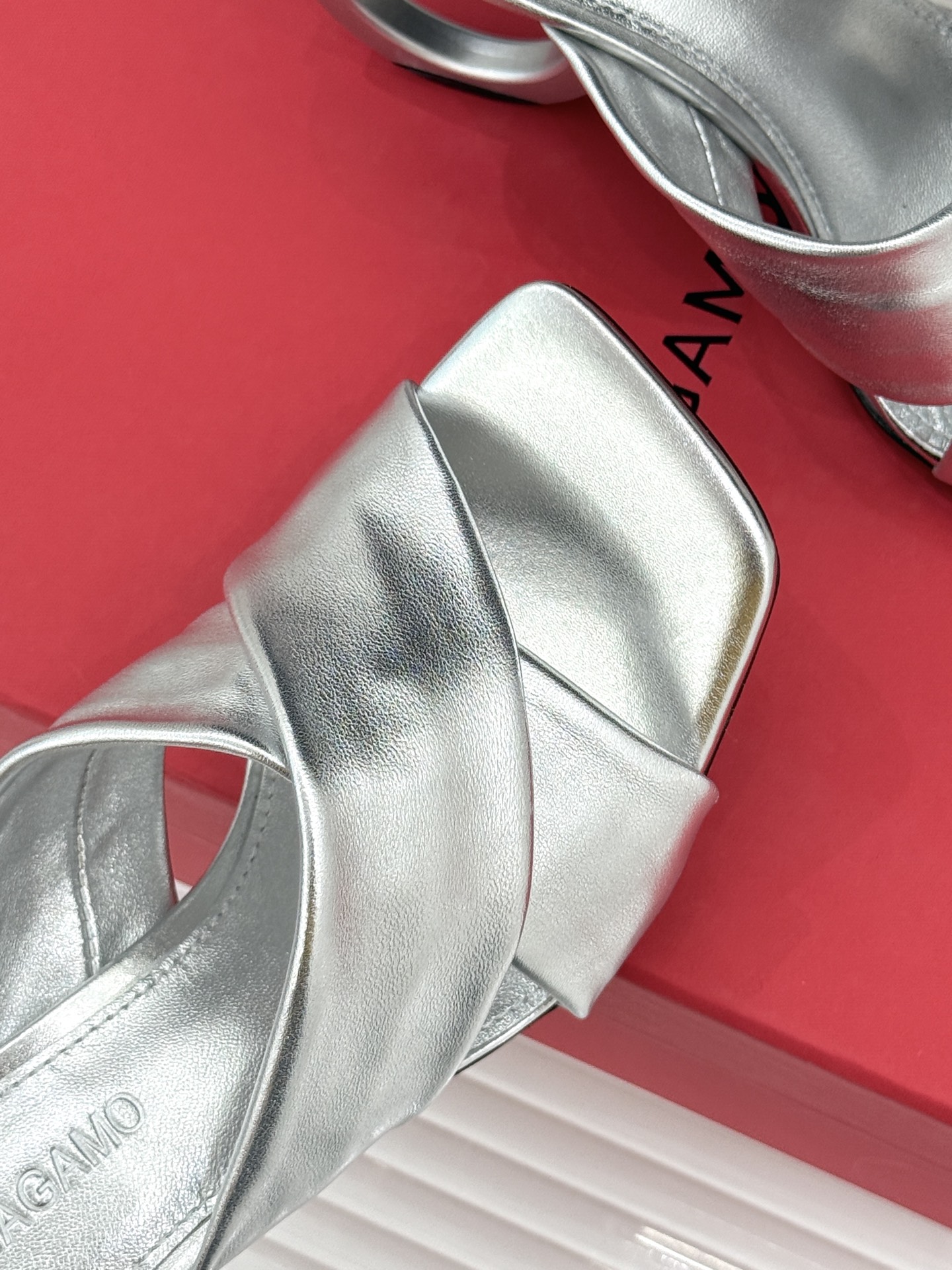 Ferragamo/菲拉格慕26WF新品交叉带方头圆环跟拖鞋以意式匠艺诠释慵懒高级感。利落方头修饰脚型 