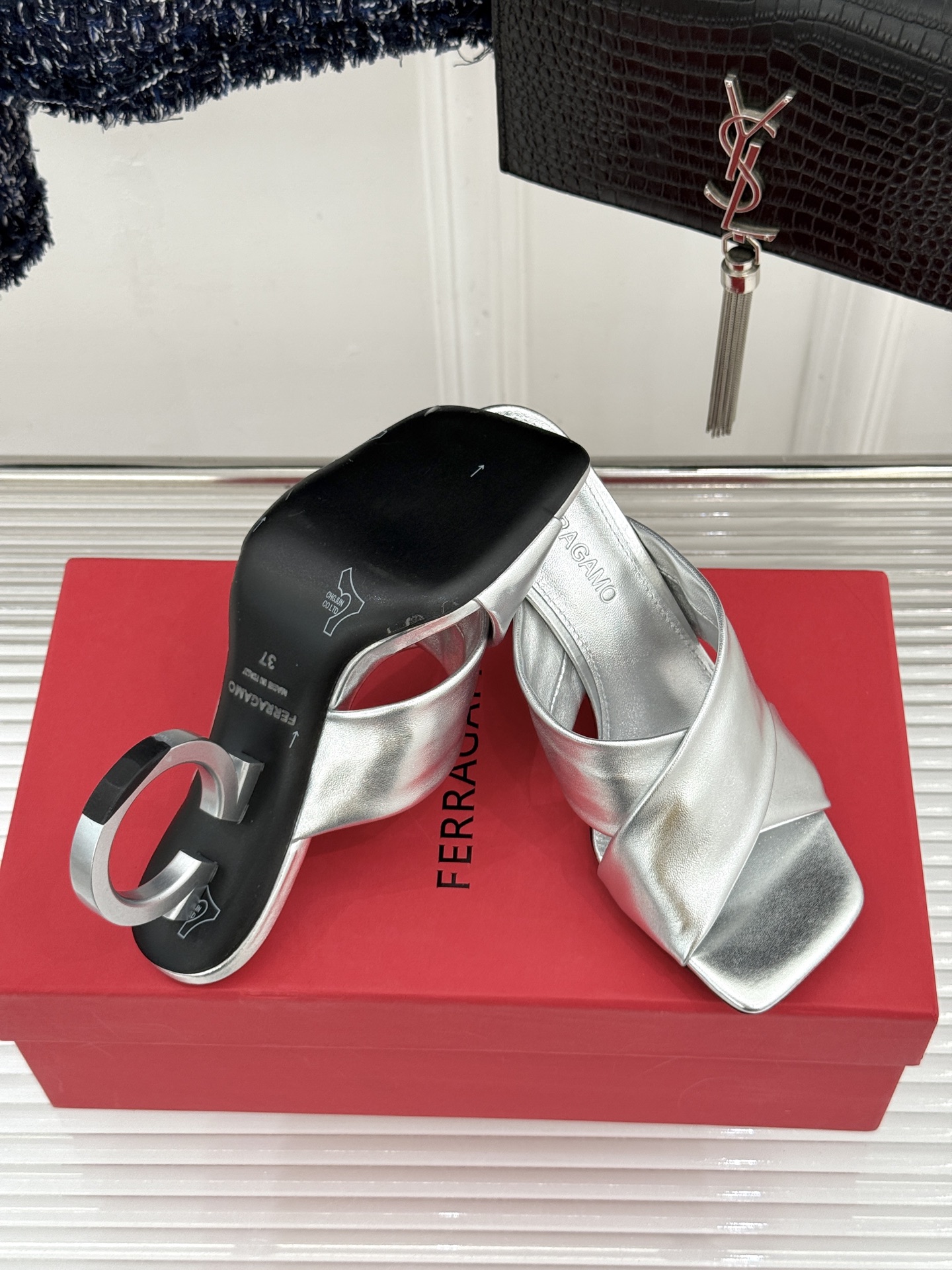 Ferragamo/菲拉格慕26WF新品交叉带方头圆环跟拖鞋以意式匠艺诠释慵懒高级感。利落方头修饰脚型 
