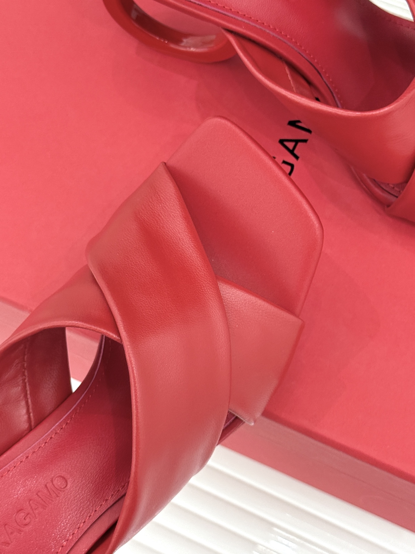 Ferragamo/菲拉格慕26WF新品交叉带方头圆环跟拖鞋以意式匠艺诠释慵懒高级感。利落方头修饰脚型 