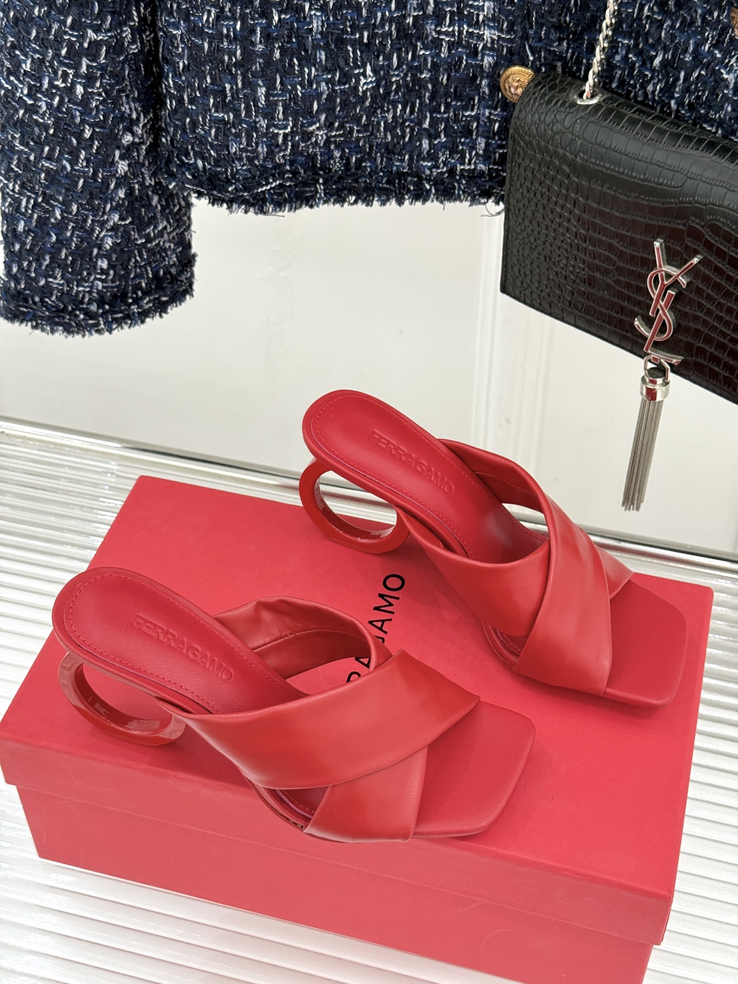 Ferragamo/菲拉格慕26WF新品交叉带方头圆环跟拖鞋以意式匠艺诠释慵懒高级感。利落方头修饰脚型 