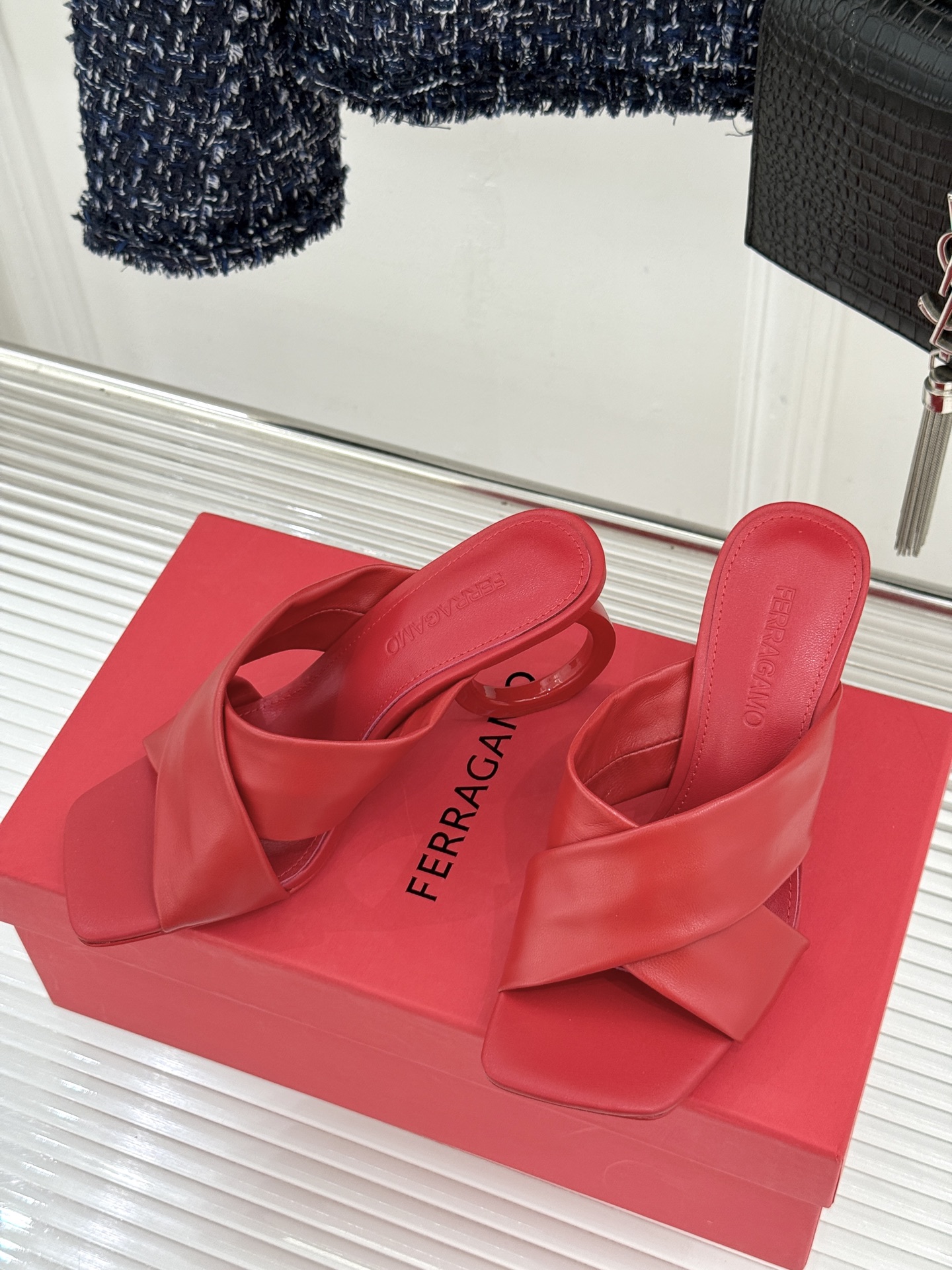 Ferragamo/菲拉格慕26WF新品交叉带方头圆环跟拖鞋以意式匠艺诠释慵懒高级感。利落方头修饰脚型 