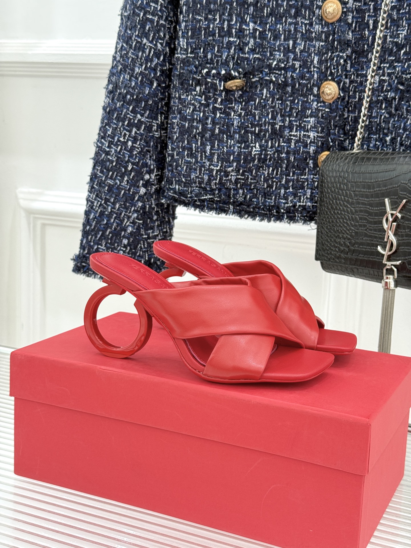 Ferragamo/菲拉格慕26WF新品交叉带方头圆环跟拖鞋以意式匠艺诠释慵懒高级感。利落方头修饰脚型 