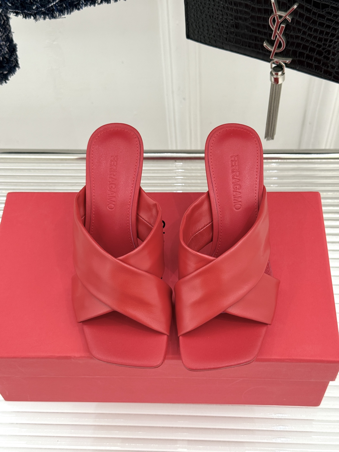 Ferragamo/菲拉格慕26WF新品交叉带方头圆环跟拖鞋以意式匠艺诠释慵懒高级感。利落方头修饰脚型 