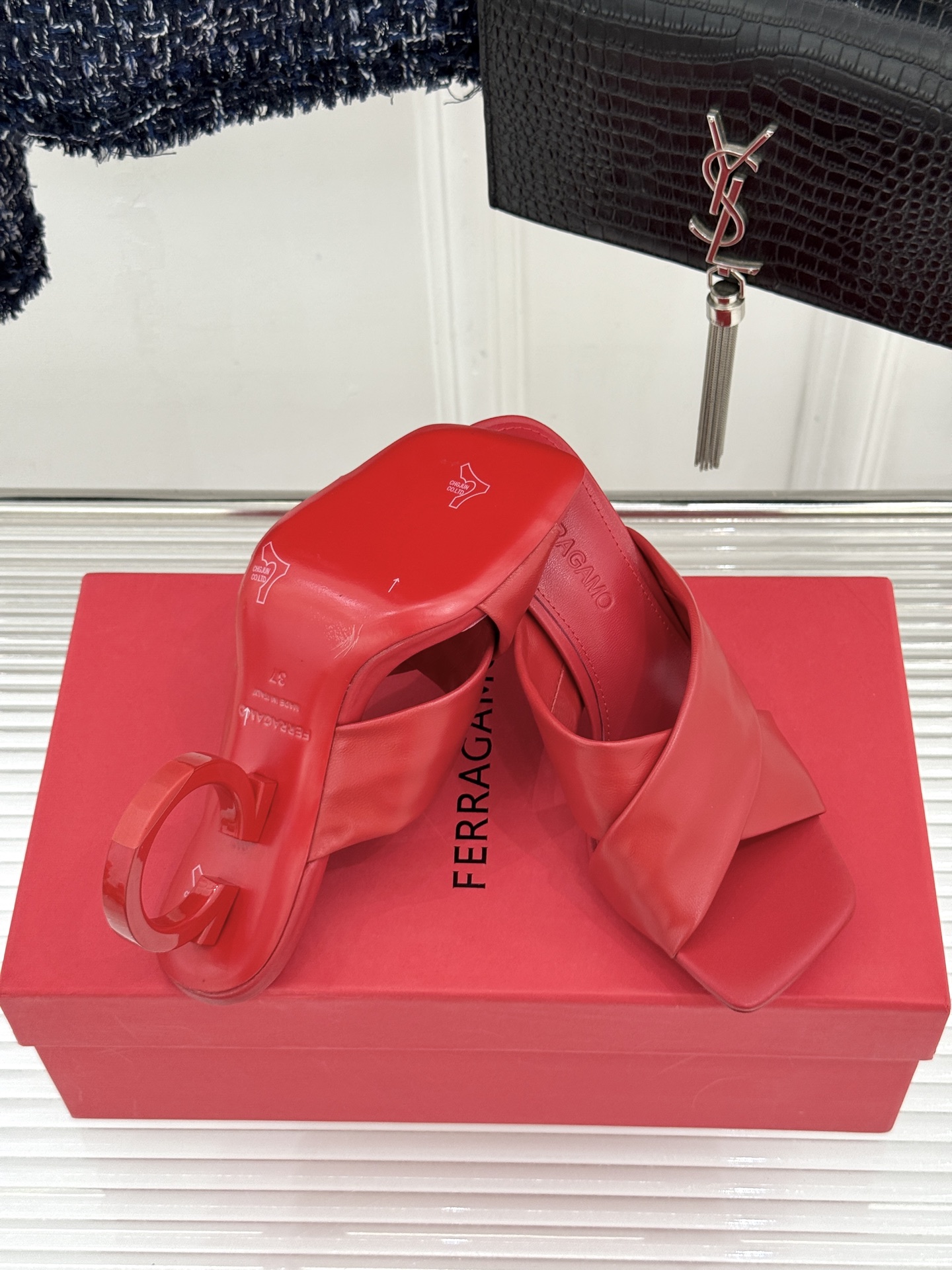 Ferragamo/菲拉格慕26WF新品交叉带方头圆环跟拖鞋以意式匠艺诠释慵懒高级感。利落方头修饰脚型 