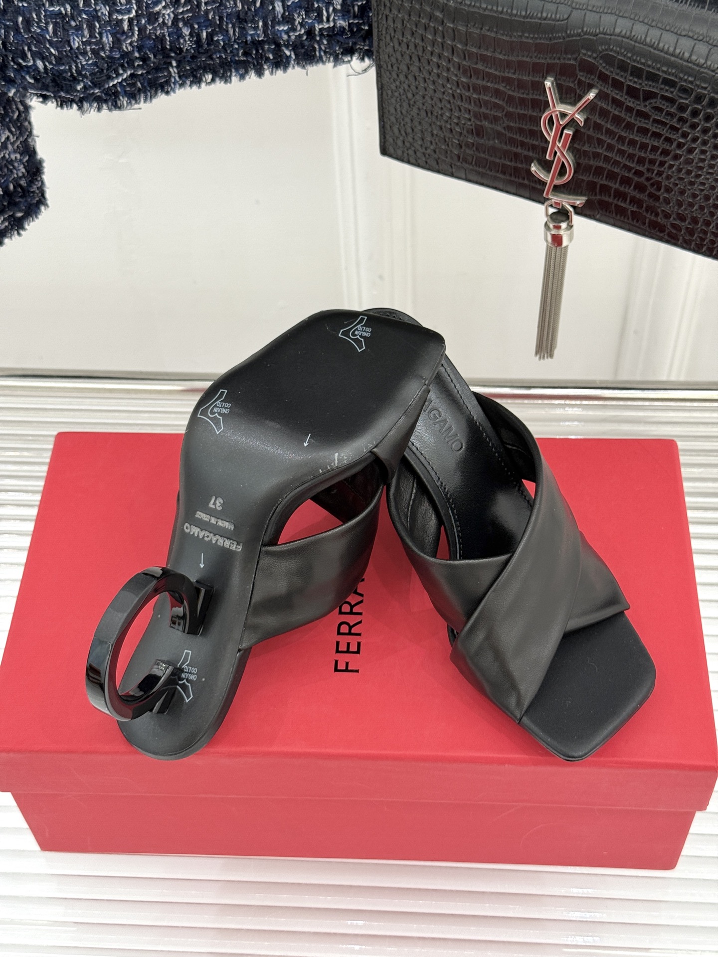 Ferragamo/菲拉格慕26WF新品交叉带方头圆环跟拖鞋以意式匠艺诠释慵懒高级感。利落方头修饰脚型 