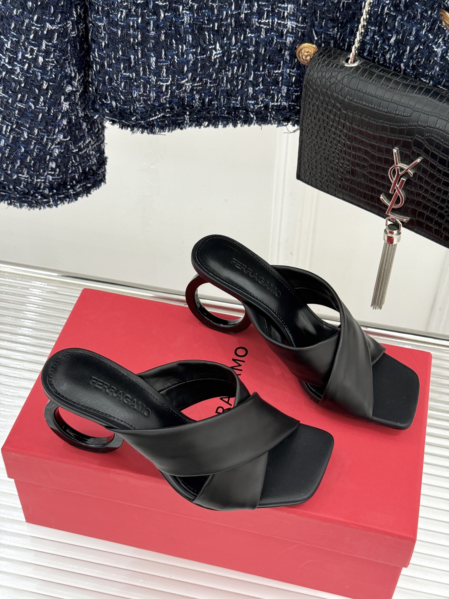 Ferragamo/菲拉格慕26WF新品交叉带方头圆环跟拖鞋以意式匠艺诠释慵懒高级感。利落方头修饰脚型 