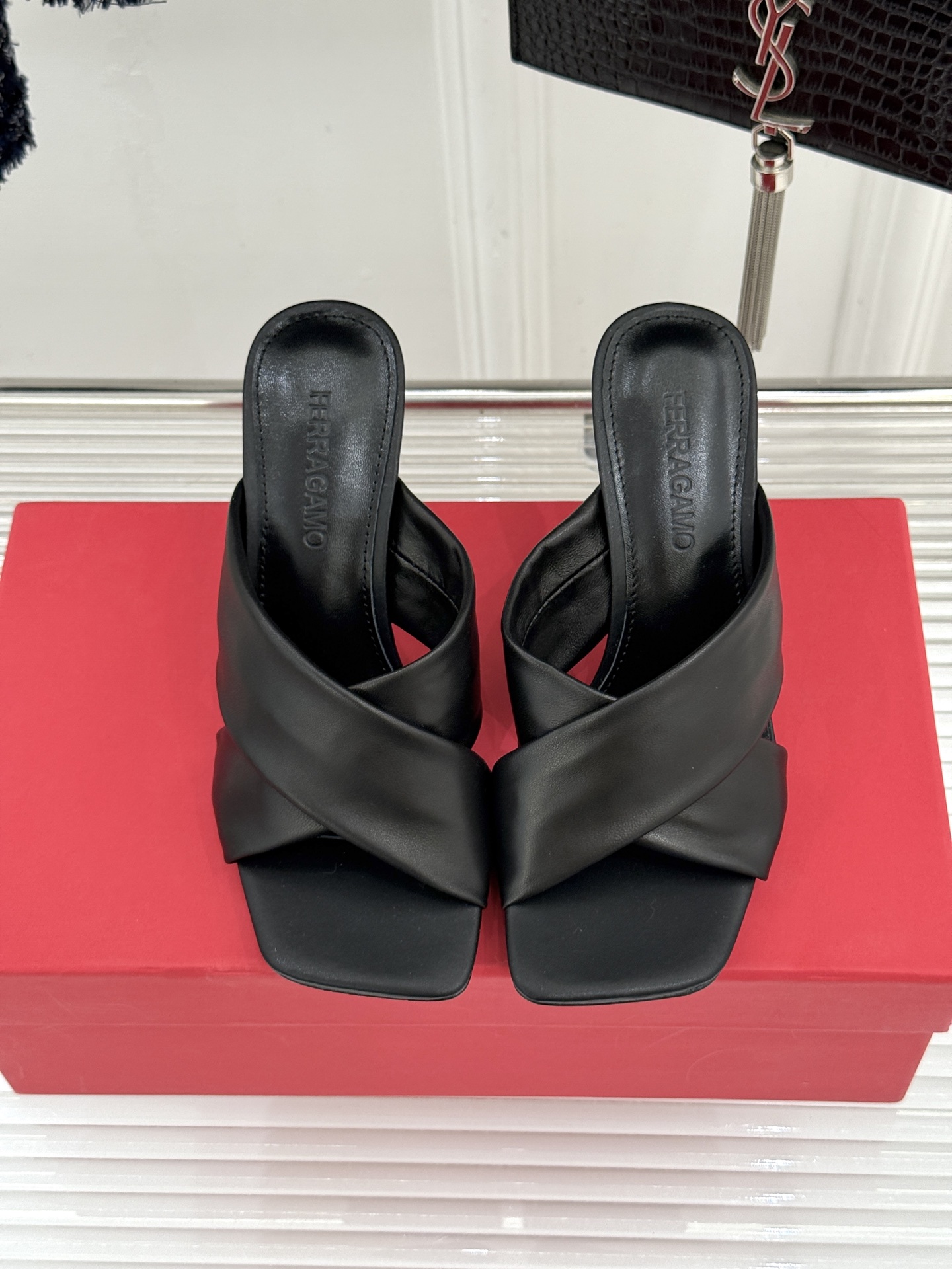 Ferragamo/菲拉格慕26WF新品交叉带方头圆环跟拖鞋以意式匠艺诠释慵懒高级感。利落方头修饰脚型 